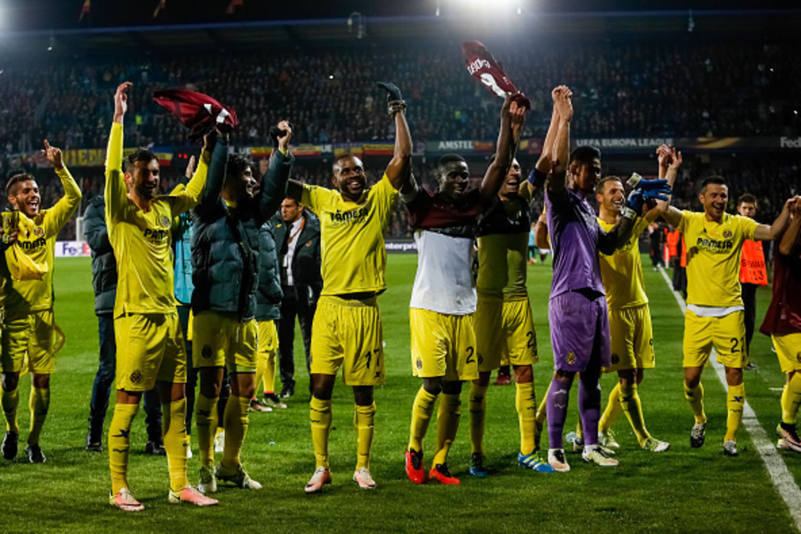PRAGUE, CZECH REPUBLIC - APRIL 14:  Players of Villareal celebrate team's victory after the UEFA Europa League Quarter Final second leg match between Sparta Prague and Villareal CF on April 14, 2016 in Prague, Czech Republic.  (Photo by Matej Divizna/Gett