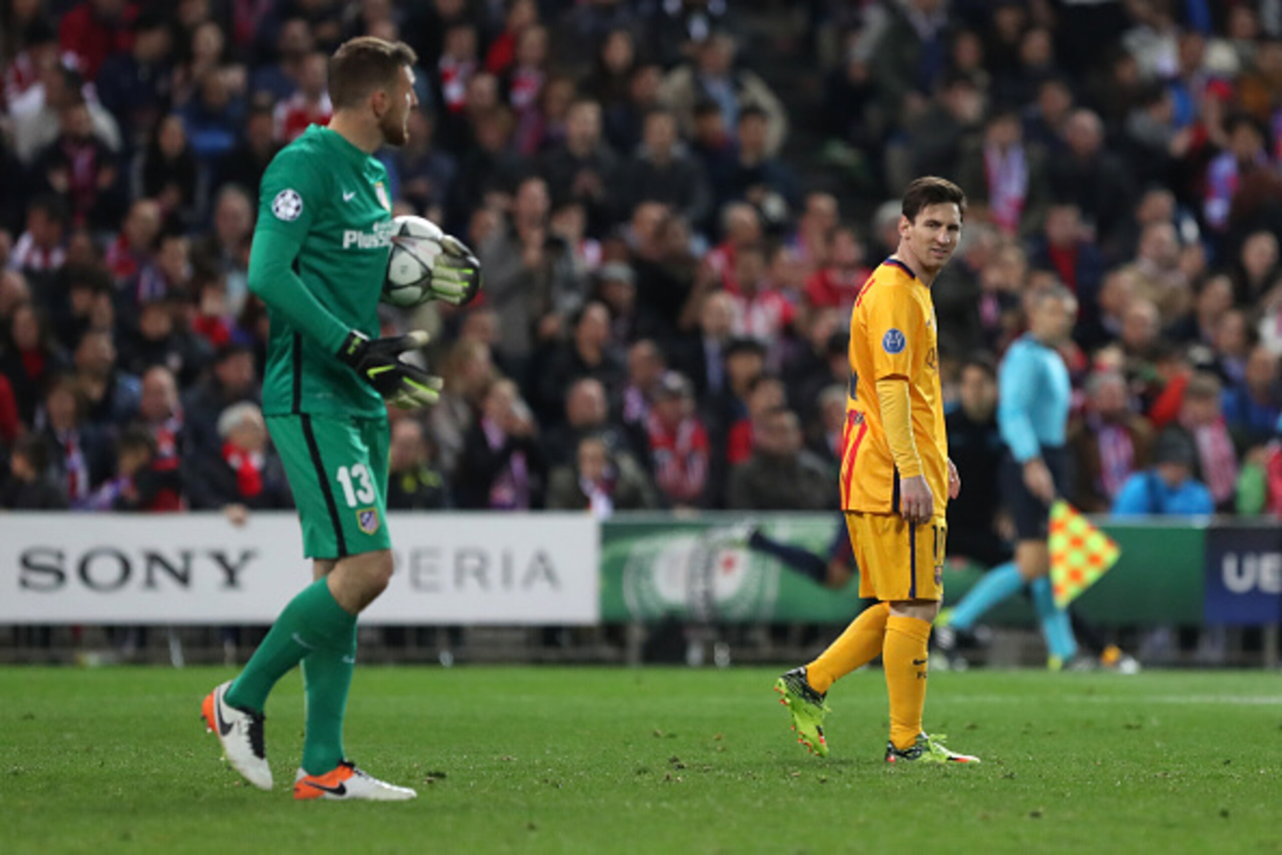 Barcelona's Argentinian forward Lionel Messi (R) walks during the Champions League quarter-final second leg football match Club Atletico de Madrid vs FC Barcelona at the Vicente Calderon stadium in Madrid on April 13, 2016. / AFP / CESAR MANSO        (Pho