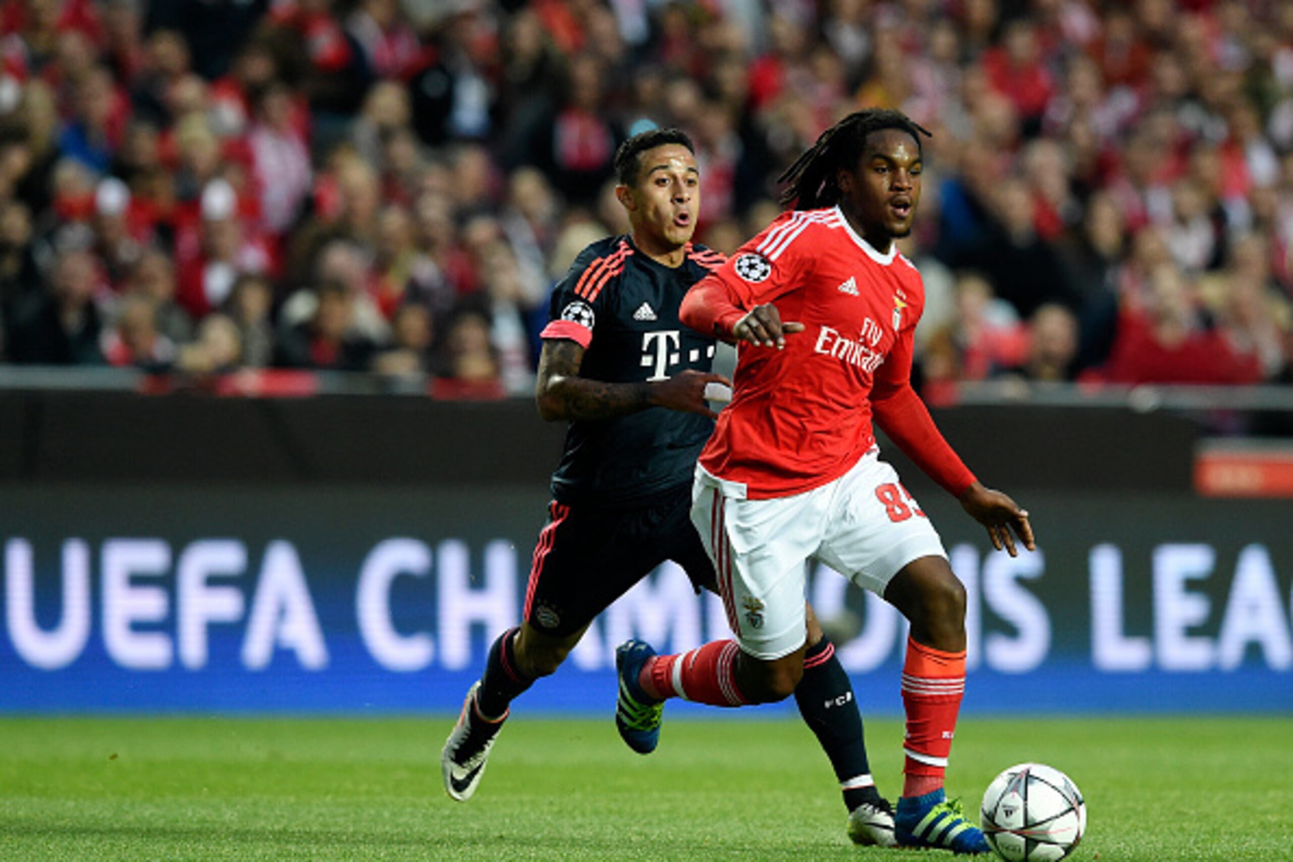 Bayern Munich's Spanish midfielder Thiago Alcantara (L) vies with Benfica's midfielder Renato Sanches during the Champions League quarter-final second leg football match SL Benfica vs Bayern Munchen at the Luz stadium in Lisbon on April 13, 2016. / AFP / 