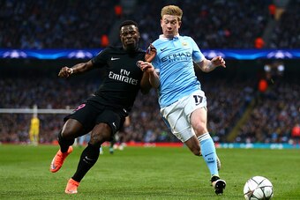 MANCHESTER, ENGLAND - APRIL 12: Kevin de Bruyne of Manchester City battles with Serge Aurier of Paris Saint-Germain during the UEFA Champions League quarter final second leg match between Manchester City FC and Paris Saint-Germain at the Etihad Stadium o MANCHESTER, ENGLAND - APRIL 12: Kevin de Bruyne of Manchester City battles with Serge Aurier of Paris Saint-Germain during the UEFA Champions League quarter final second leg match between Manchester City FC and Paris Saint-Germain at the Etihad Stadium o