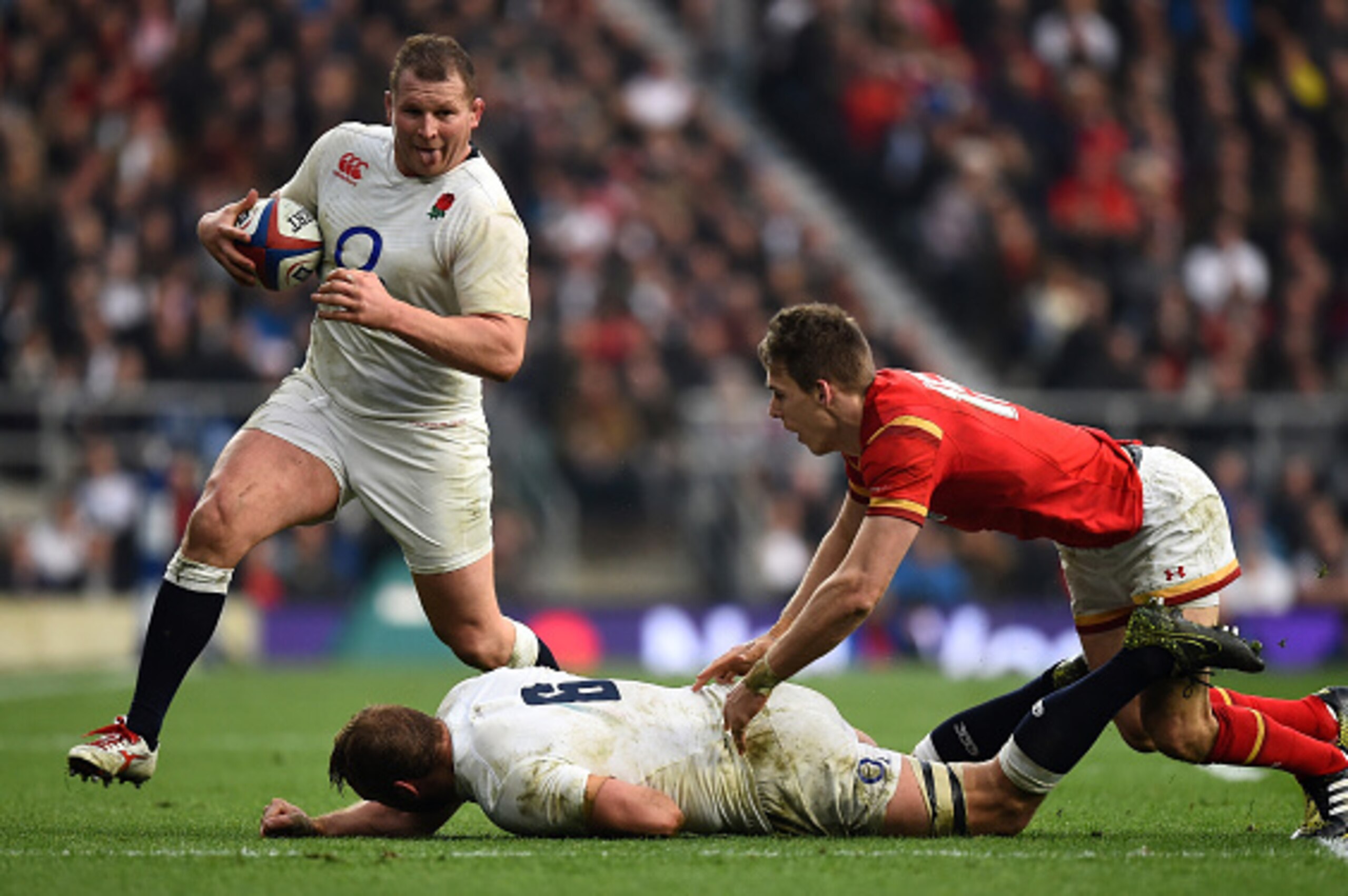 LONDON, ENGLAND - MARCH 12:  Dylan Hartley of England receives an offload from Chris Robshaw of England during the RBS Six Nations match between England and Wales at Twickenham Stadium on March 12, 2016 in London, England.  (Photo by Laurence Griffiths/Ge