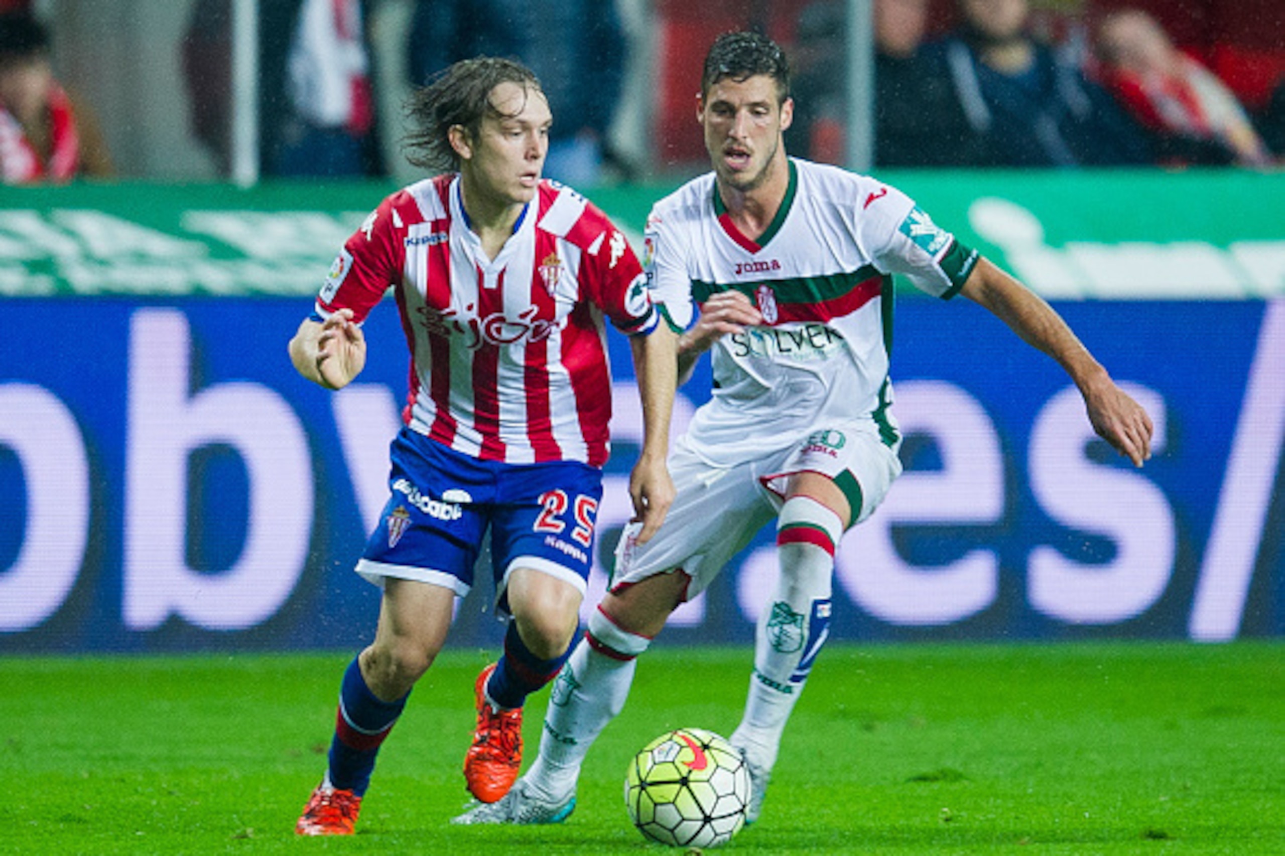 GIJON, SPAIN - OCTOBER 19: Ruben Perez of Granada CF duels for the ball with Halilovic of Real Sporting de Gijon during the La Liga match between Real Sporting de Gijon and Granada CF at Estadio El Molinon on October 19, 2015 in Gijon, Spain. (Photo by GIJON, SPAIN - OCTOBER 19: Ruben Perez of Granada CF duels for the ball with Halilovic of Real Sporting de Gijon during the La Liga match between Real Sporting de Gijon and Granada CF at Estadio El Molinon on October 19, 2015 in Gijon, Spain. (Photo by