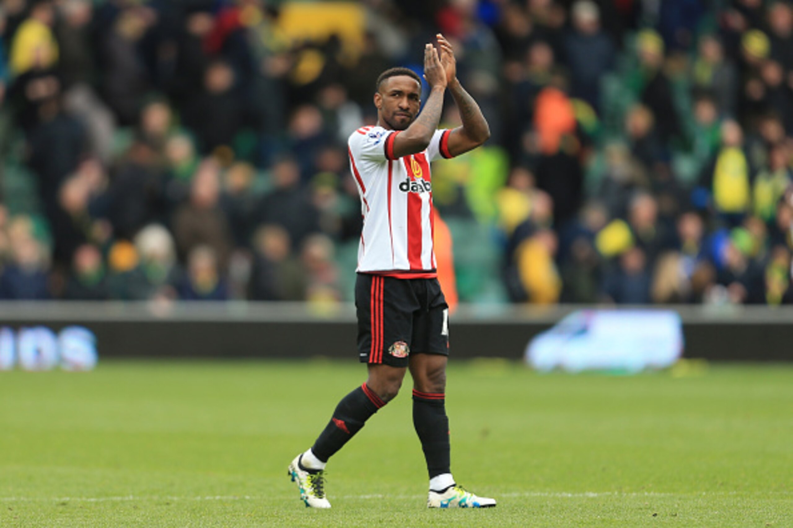 NORWICH, ENGLAND - APRIL 16:  Jermain Defoe of Sunderland celebrates after the Barclays Premier League match between Norwich City and Sunderland at Carrow Road on April 16, 2016 in Norwich, England.  (Photo by Stephen Pond/Getty Images)