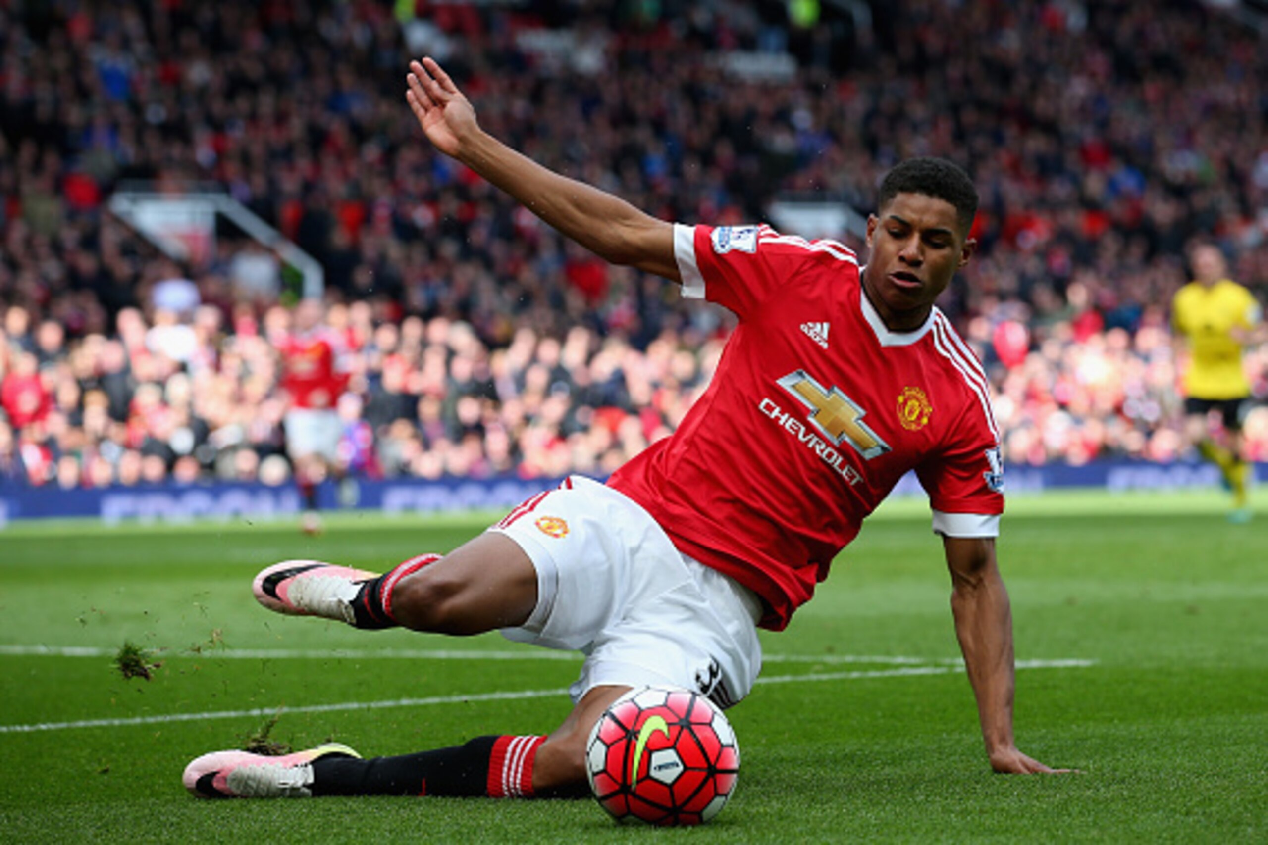 MANCHESTER, ENGLAND - APRIL 16: Marcus Rashford of Manchester United in action during the Barclays Premier League match between Manchester United and Aston Villa at Old Trafford on April 16, 2016 in Manchester, England.  (Photo by Alex Livesey/Getty Image