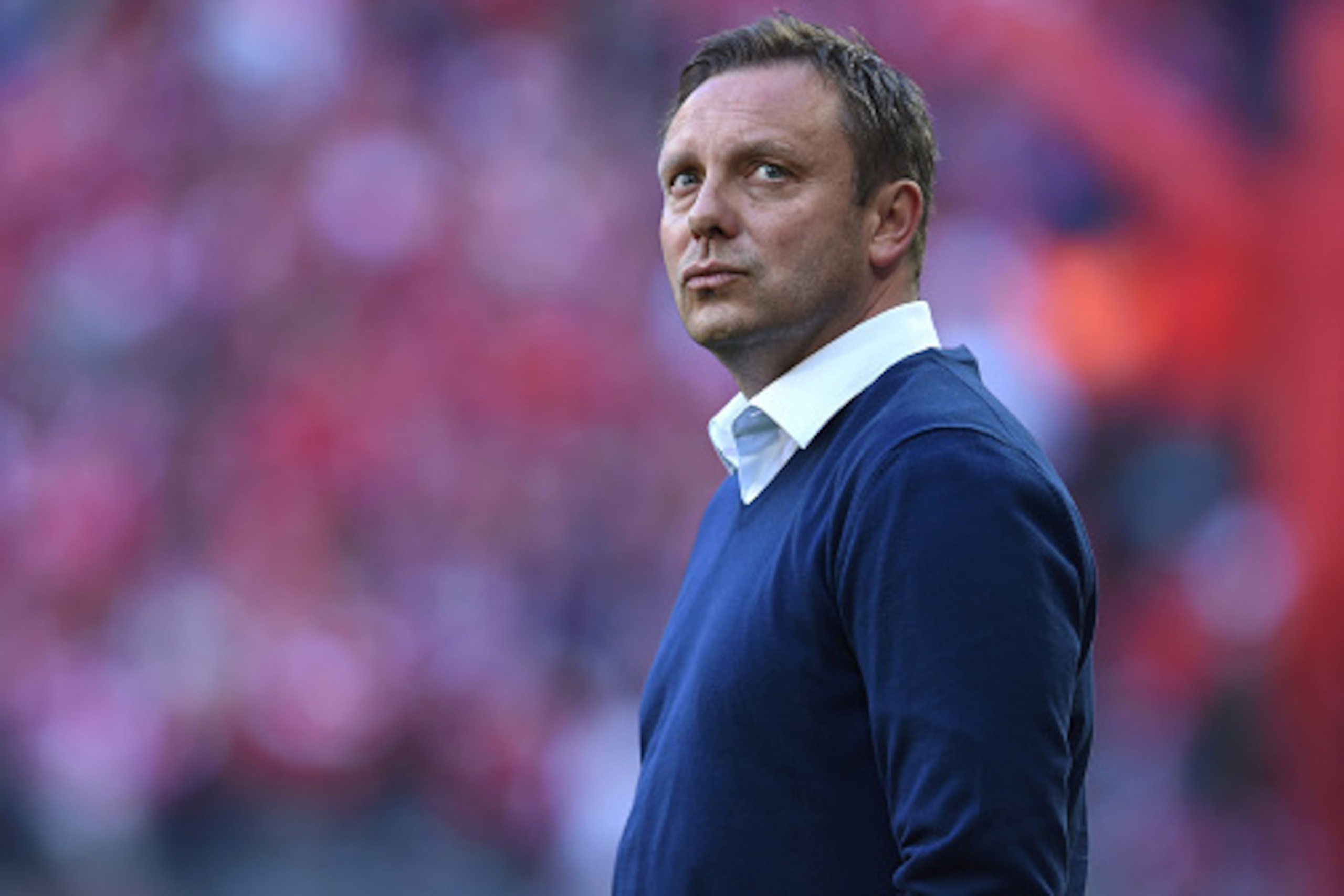 Schalke's head coach Andre Breitenreiter attends the German first division Bundesliga football match FC Bayern Munich vs Schalke 04 in Munich, southern Germany, on April 16, 2016. / AFP / CHRISTOF STACHE / RESTRICTIONS: DURING MATCH TIME: DFL RULES TO LIM