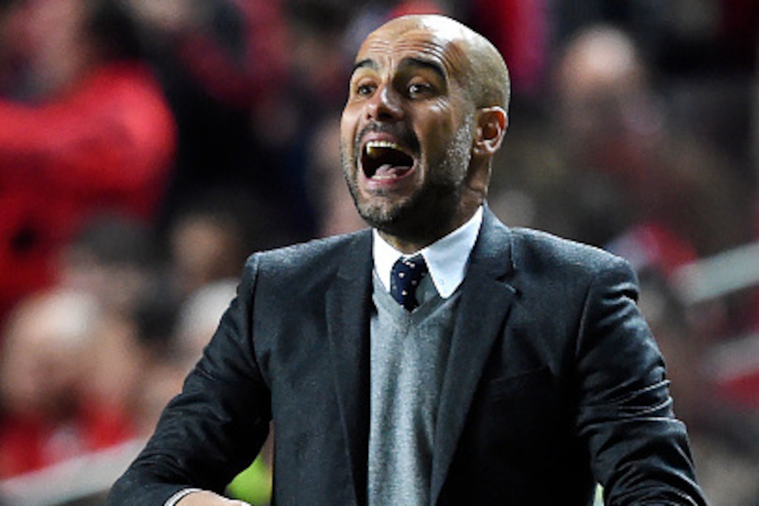 Bayern Munich's Spanish head coach Pep Guardiola shouts instructions to players during the Champions League quarter-final second leg football match SL Benfica vs Bayern Munchen at the Luz stadium in Lisbon on April 13, 2016. / AFP / FRANCISCO LEONG       