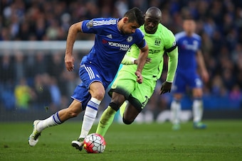LONDON, ENGLAND - APRIL 16:  Diego Costa of Chelsea is chased by Eliaquim Mangala of Manchester City during the Barclays Premier League match between Chelsea and Manchester City at Stamford Bridge on April 16, 2016 in London, England.  (Photo by Bryn Lenn