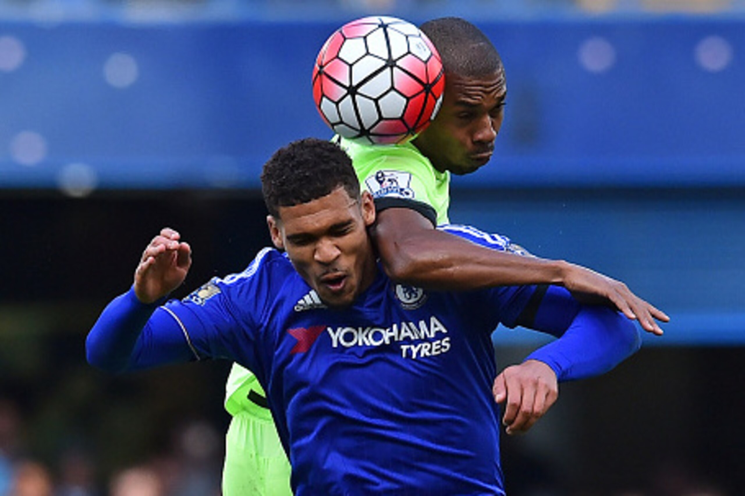 Manchester City's Brazilian midfielder Fernandinho (R) vies with Chelsea's English midfielder Ruben Loftus-Cheek during the English Premier League football match between Chelsea and Manchester City at Stamford Bridge in London on April 16, 2016. / AFP / B