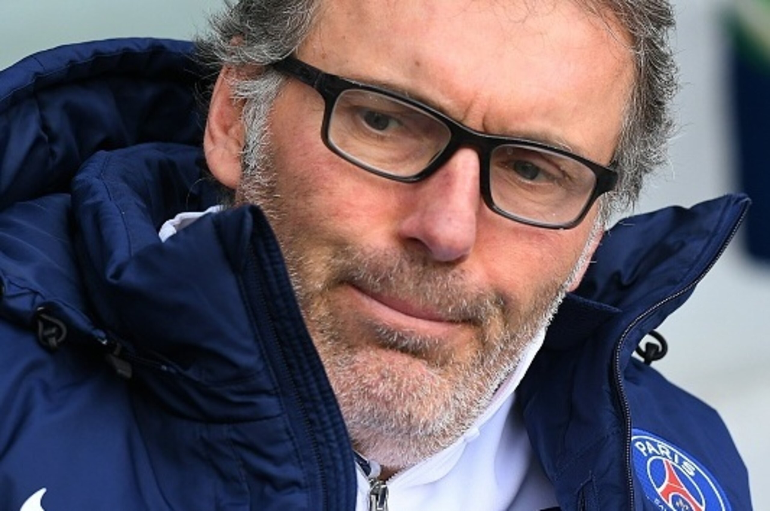 Paris Saint-Germain's French head coach Laurent Blanc attends the French L1 football match between Paris Saint-Germain and Caen at the Parc des Princes stadium in Paris on April 16, 2016.  / AFP / FRANCK FIFE        (Photo credit should read FRANCK FIFE/A