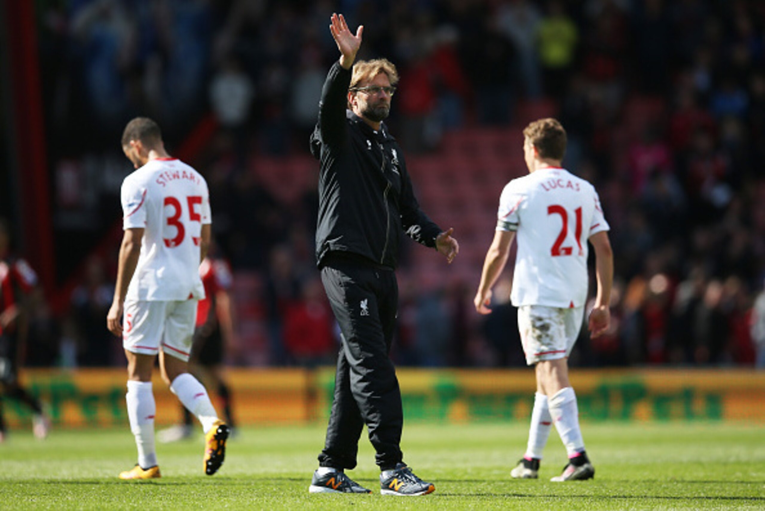 BOURNEMOUTH, ENGLAND - APRIL 17:  Jurgen Klopp, manager of Liverpool applauds the travelling fans following the Barclays Premier League match between A.F.C. Bournemouth and Liverpool at the Vitality Stadium on April 17, 2016 in Bournemouth, England.  (Pho