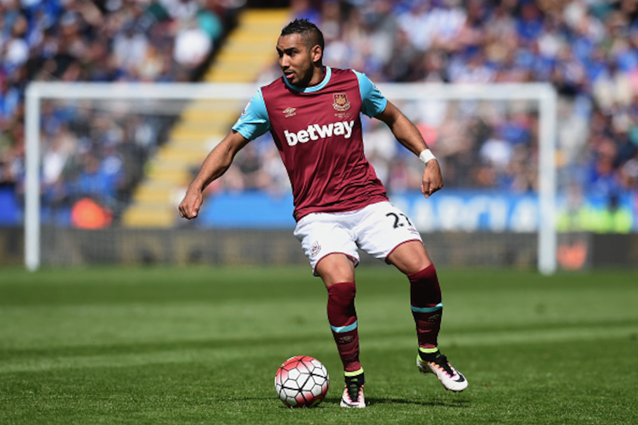 LEICESTER, ENGLAND - APRIL 17:  Dimitri Payet of West Ham United in action during the Barclays Premier League match between Leicester City and West Ham United at The King Power Stadium on April 17, 2016 in Leicester, England.  (Photo by Michael Regan/Gett