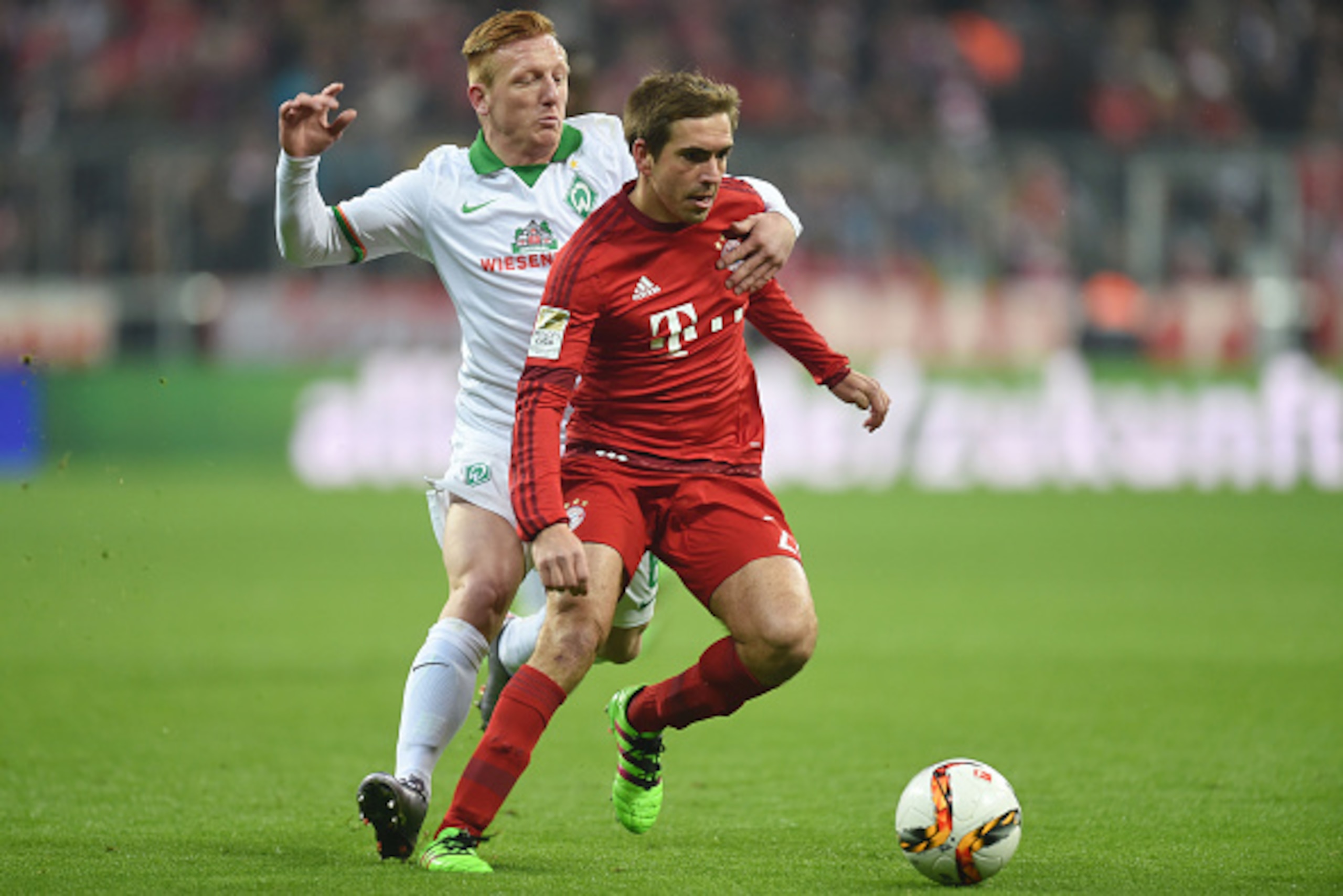 Bremen's Hungarian midfielder Lazlo Kleinheisler (L) and Bayern Munich's defender Philipp Lahm vie for the ball during the German first division Bundesliga football match FC Bayern Munich v Werder Bremen in Munich, southern Germany on March 12, 2016. / AF