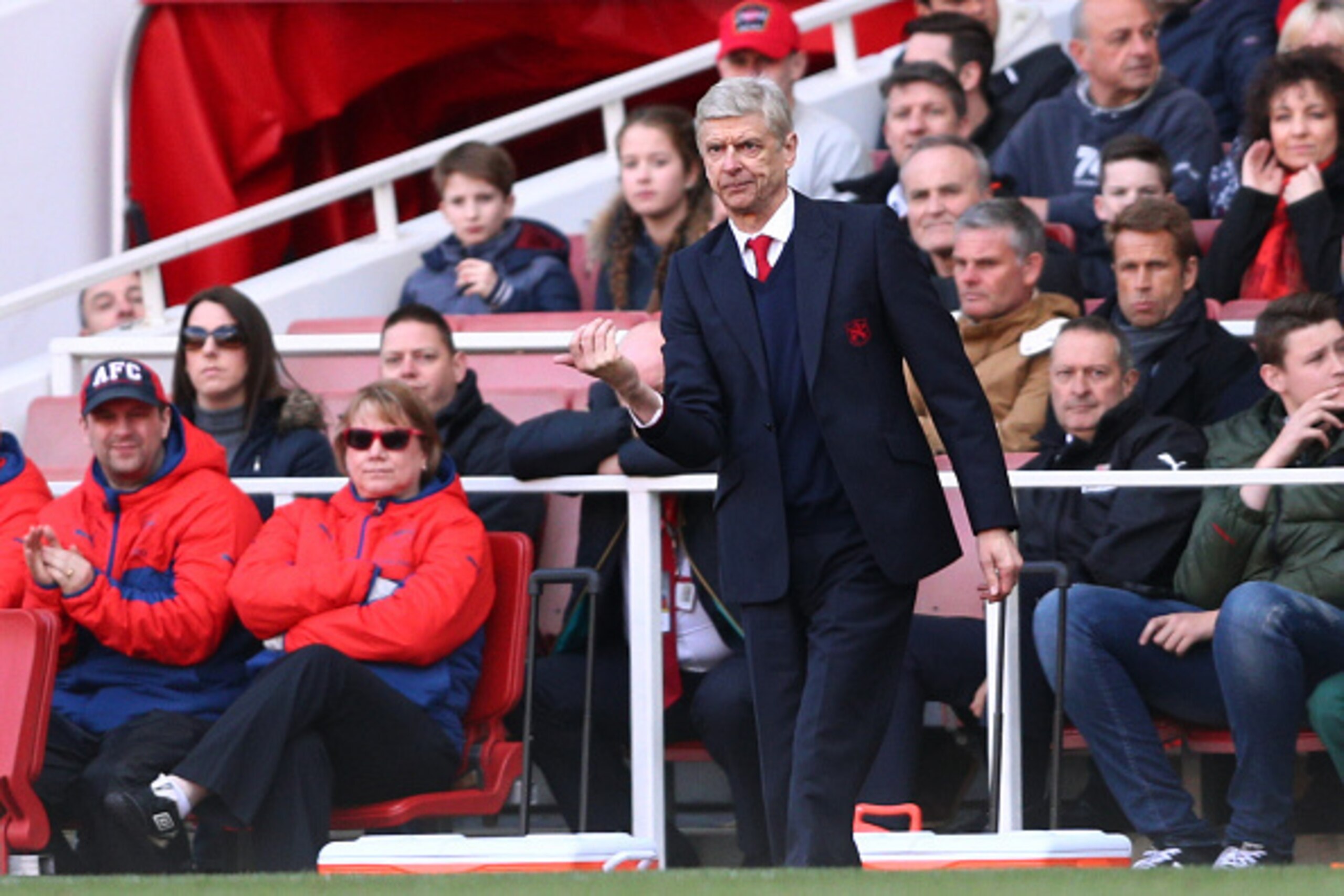 LONDON, ENGLAND - APRIL 17:  Arsene Wenger the manager of Arsenal gives instructions during the Barclays Premier League match between Arsenal and Crystal Palace at the Emirates Stadium on April 17, 2016 in London, England.  (Photo by Paul Gilham/Getty Ima