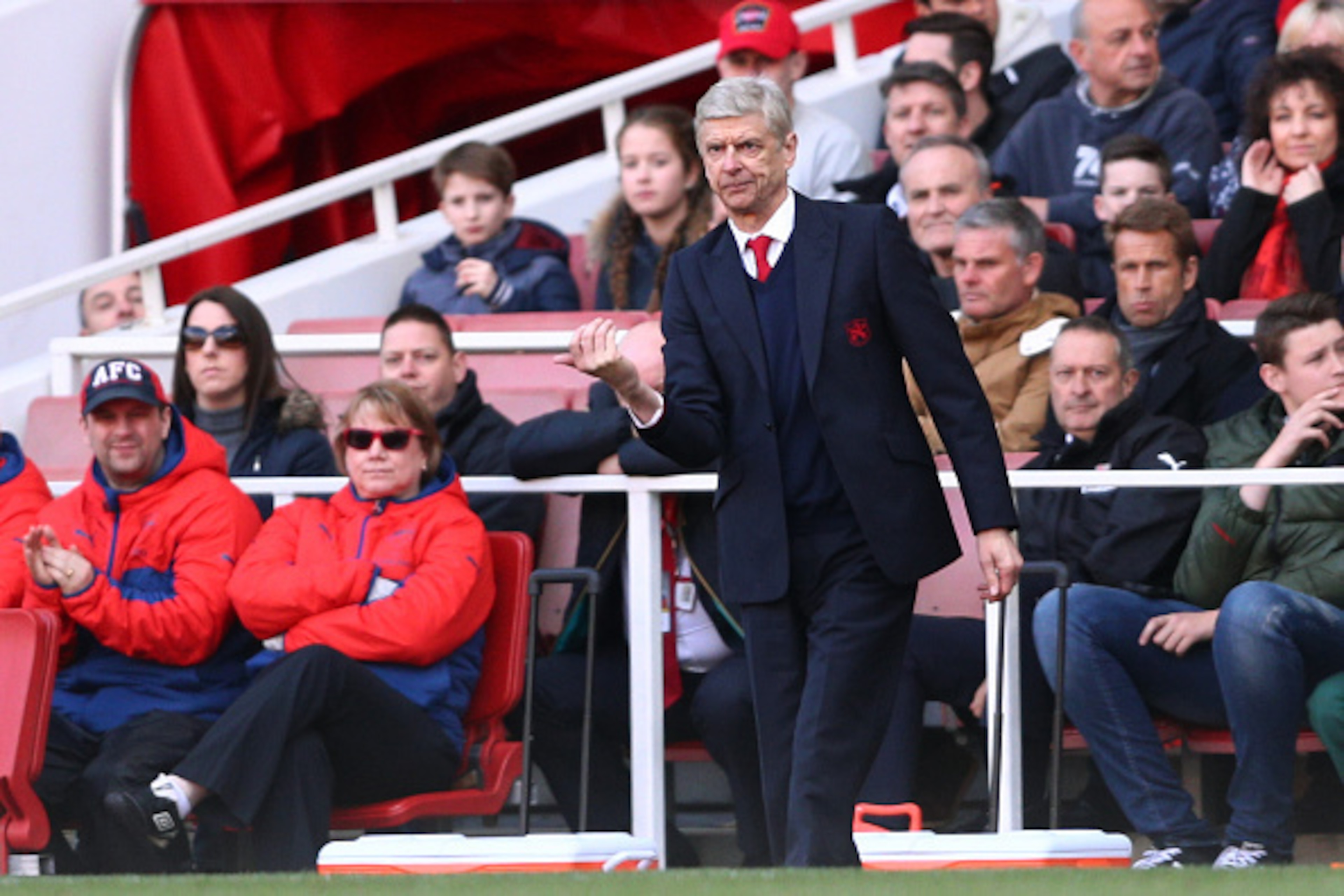 LONDON, ENGLAND - APRIL 17:  Arsene Wenger the manager of Arsenal gives instructions during the Barclays Premier League match between Arsenal and Crystal Palace at the Emirates Stadium on April 17, 2016 in London, England.  (Photo by Paul Gilham/Getty Ima