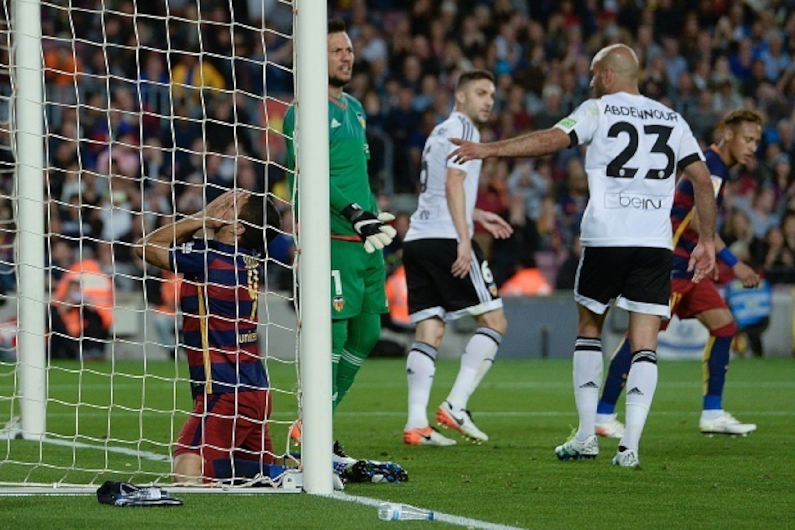 Barcelona's Uruguayan forward Luis Suarez (L) kneels in the goal during the Spanish league football match FC Barcelona vs Valencia CF at the Camp Nou stadium in Barcelona on April 17, 2016. / AFP / JOSEP LAGO        (Photo credit should read JOSEP LAGO/AF