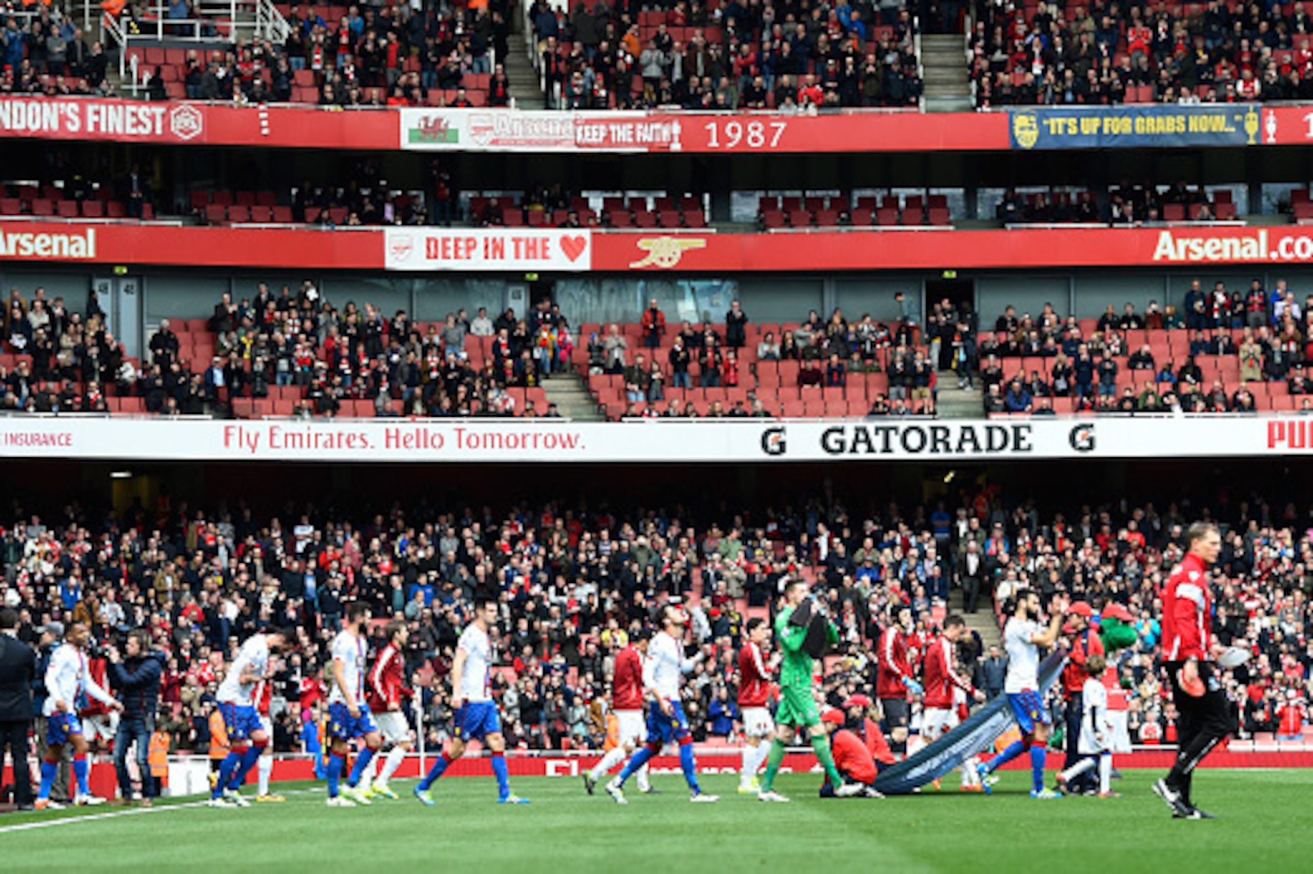 LONDON, ENGLAND - APRIL 17:  The two teams make their way on to the pitch ahead of the Barclays Premier League match between Arsenal and Crystal Palace at the Emirates Stadium on April 17, 2016 in London, England.  (Photo by Mike Hewitt/Getty Images)