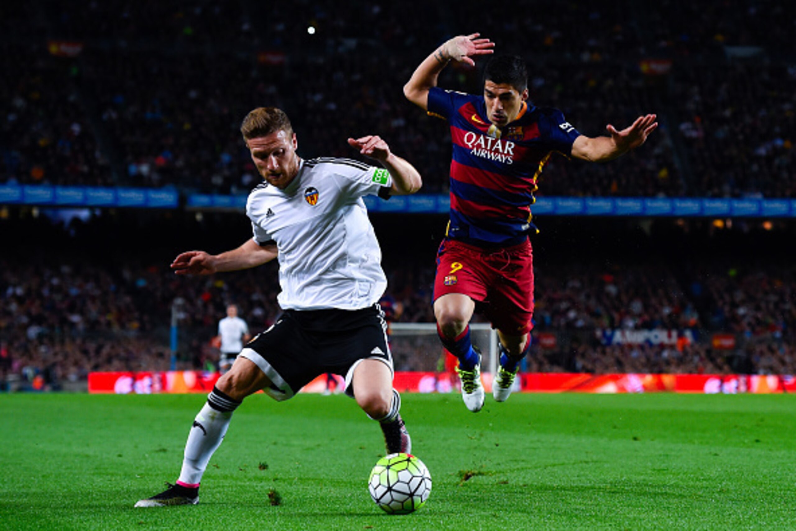 BARCELONA, SPAIN - APRIL 17:  Luis Suarez of FC Barcelona competes for the ball with Shkodran Mustafi of Valencia CF during the La Liga match between FC Barcelona and Valencia CF at Camp Nou on April 17, 2016 in Barcelona, Spain.  (Photo by David Ramos/Ge