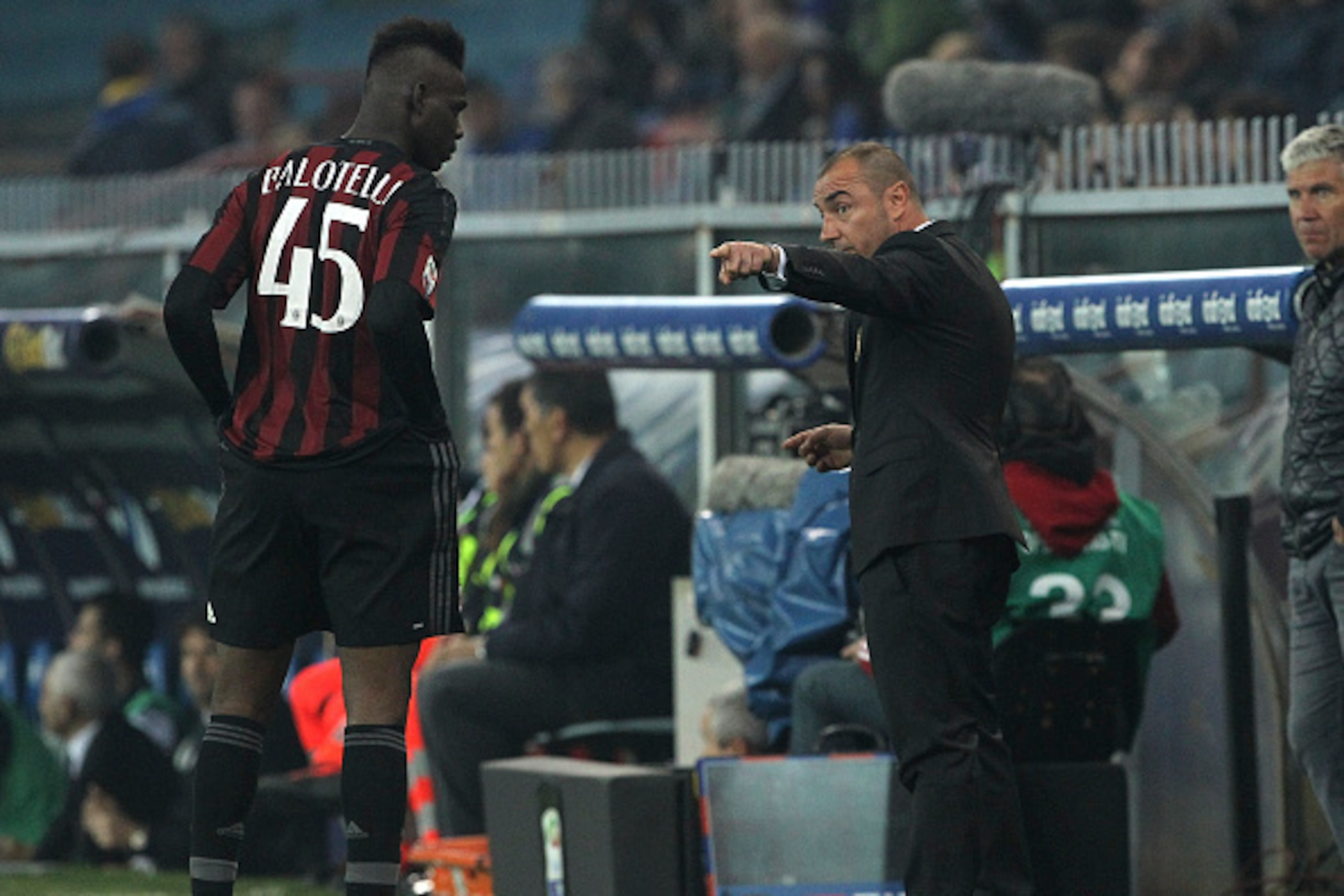 GENOA, ITALY - APRIL 17:  AC Milan coach Cristian Brocchi issues instructions to his player Mario Balotelli during the Serie A match between UC Sampdoria and AC Milan at Stadio Luigi Ferraris on April 17, 2016 in Genoa, Italy.  (Photo by Marco Luzzani/Get