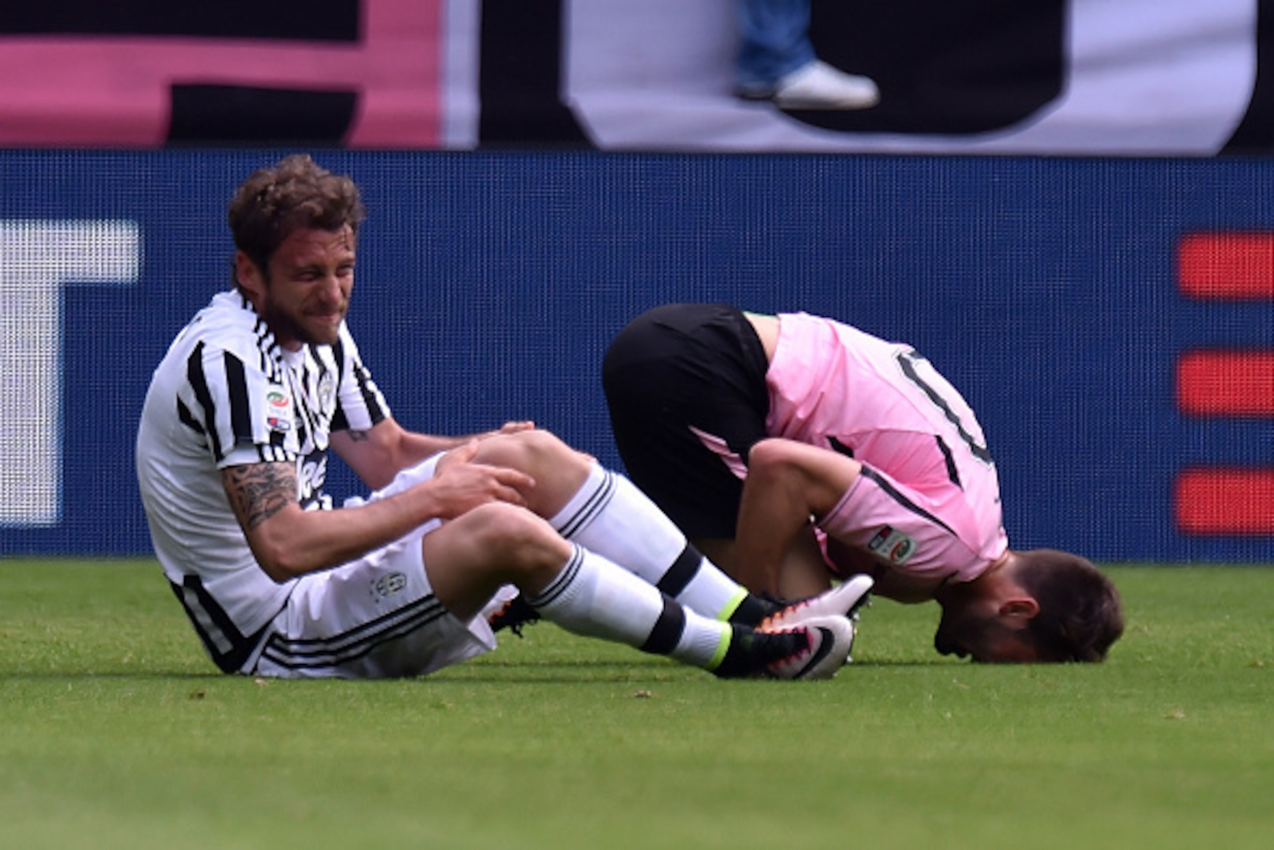 TURIN, ITALY - APRIL 17:  Claudio Marchisio (L) of Juventus and Franco Vazquez of Palermo lie on the pitch after an injury during the Serie A match between Juventus FC and US Citta di Palermo at Juventus Arena on April 17, 2016 in Turin, Italy.  (Photo by