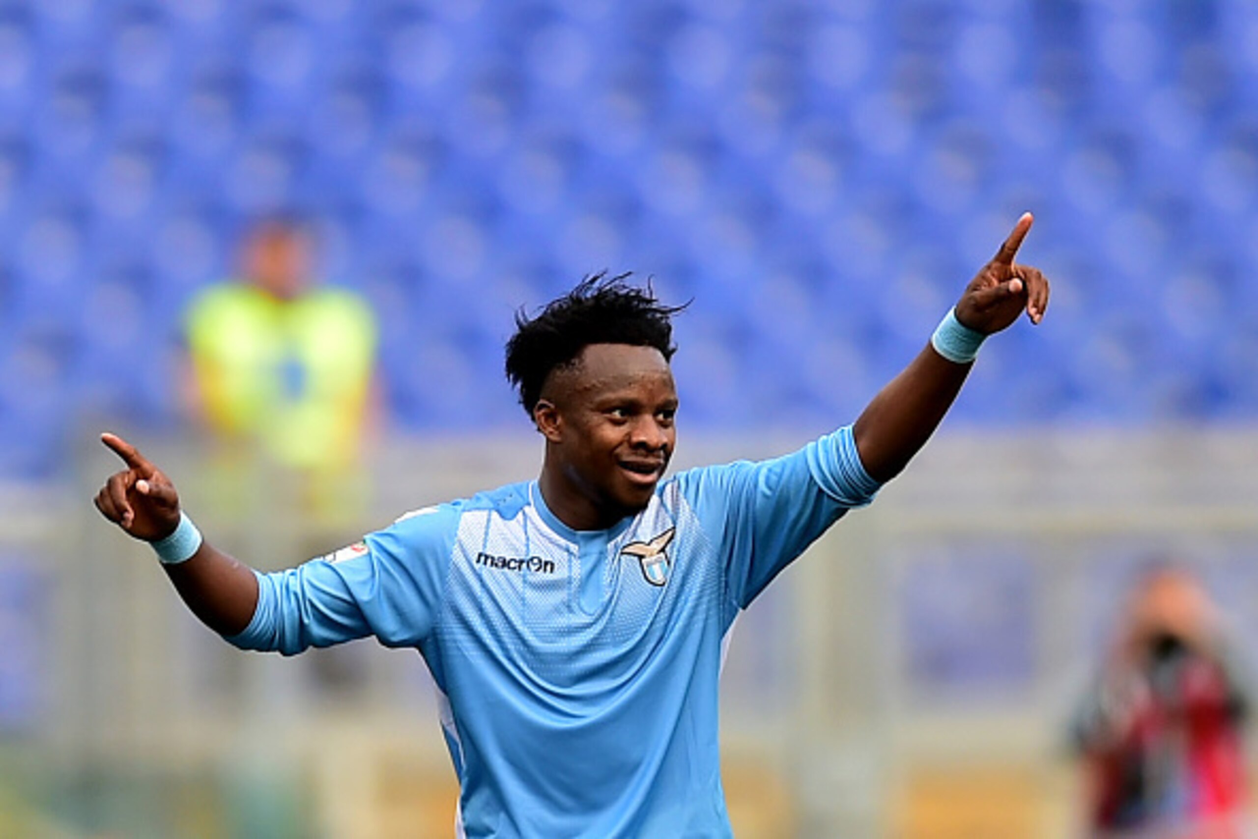 Lazio's midfielder from Nigeria Ogenyi Onazi celebrates after scoring during the Italian Serie A football match Lazio vs Empoli on April 17, 2016 at Olympic stadium in Rome.  / AFP / ALBERTO PIZZOLI        (Photo credit should read ALBERTO PIZZOLI/AFP/Get
