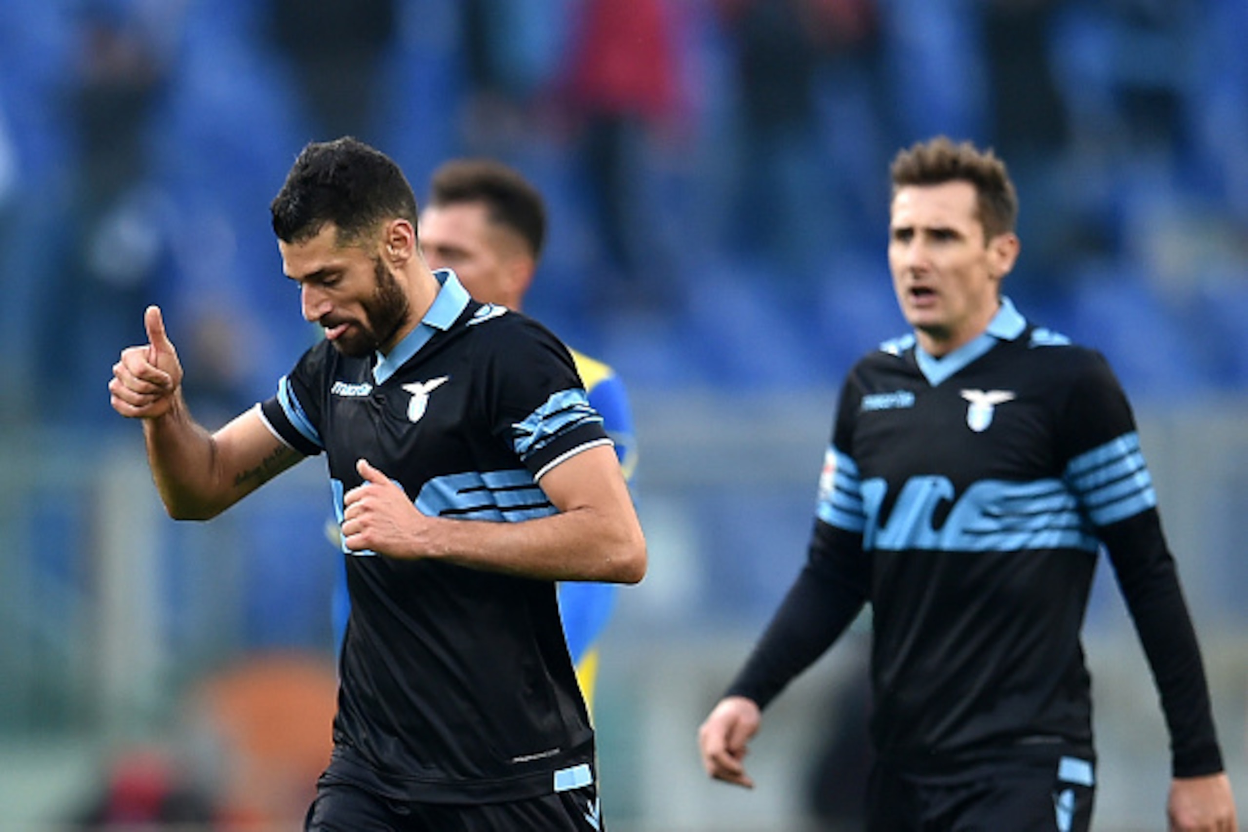 Lazio's midfielder from Italy Antonio Candreva (L) celebrates after scoring during the Italian Serie A football match Lazio vs Chievo on January 24, 2016 at Olympic stadium in Rome. AFP PHOTO / ALBERTO PIZZOLI / AFP / ALBERTO PIZZOLI        (Photo credit 