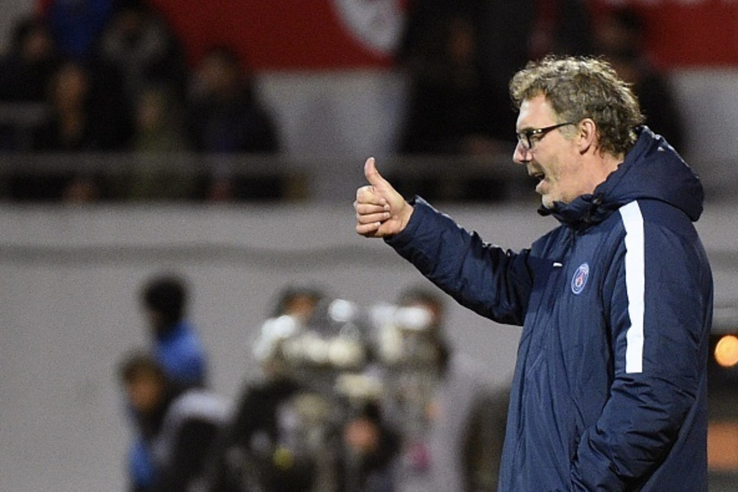 Paris Saint-Germain's French head coach Laurent Blanc thumbs up during the French L1 football match Lorient against Paris Saint Germain on November 21, 2015 at the Moustoir stadium in Lorient, western France. AFP PHOTO / DAMIEN MEYER        (Photo credit 