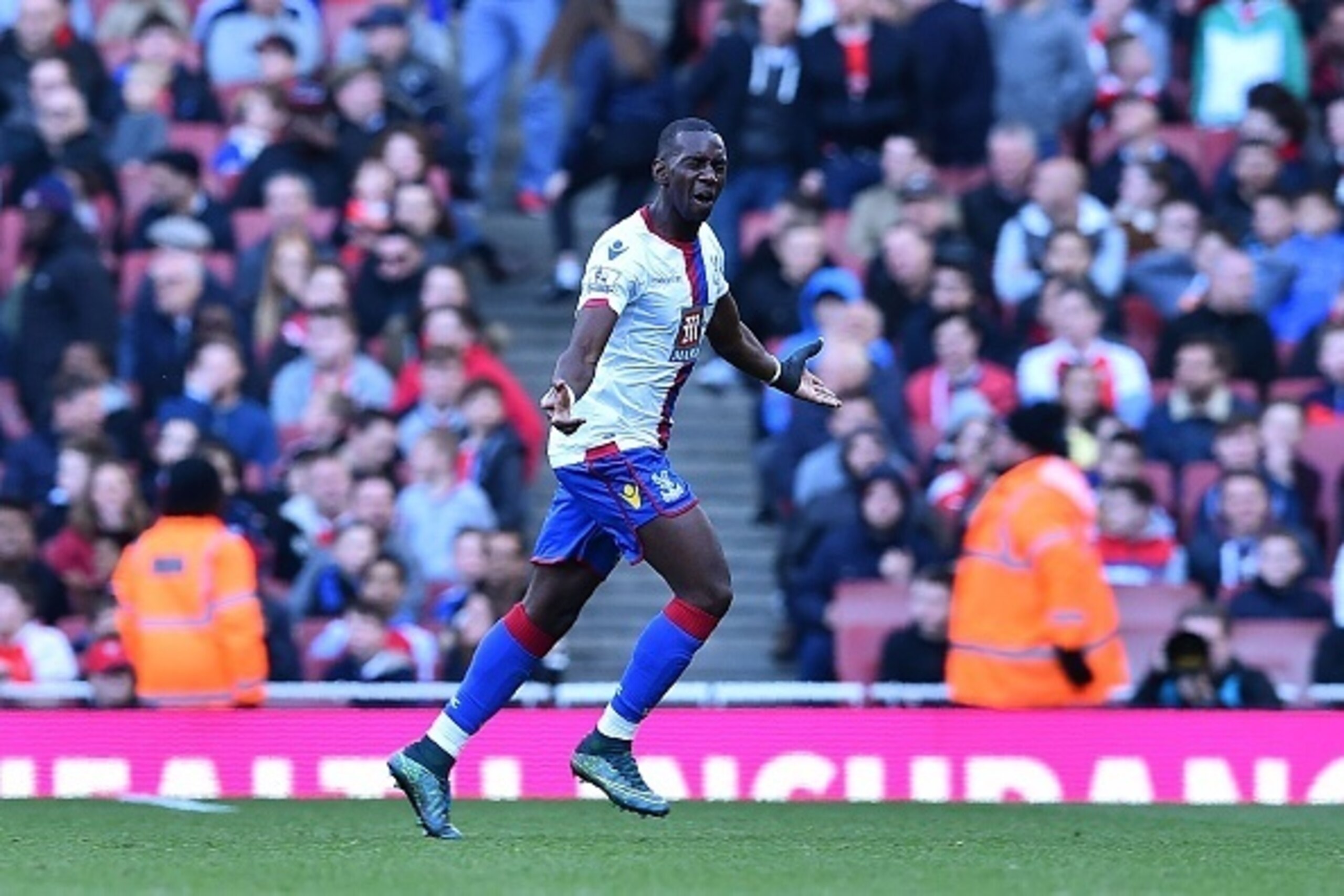 Crystal Palace's French-born Congolese midfielder Yannick Bolasie celebrates scoring his team's first goal during the English Premier League football match between Arsenal and Crystal Palace at the Emirates Stadium in London on April 17, 2016.  / AFP / BE