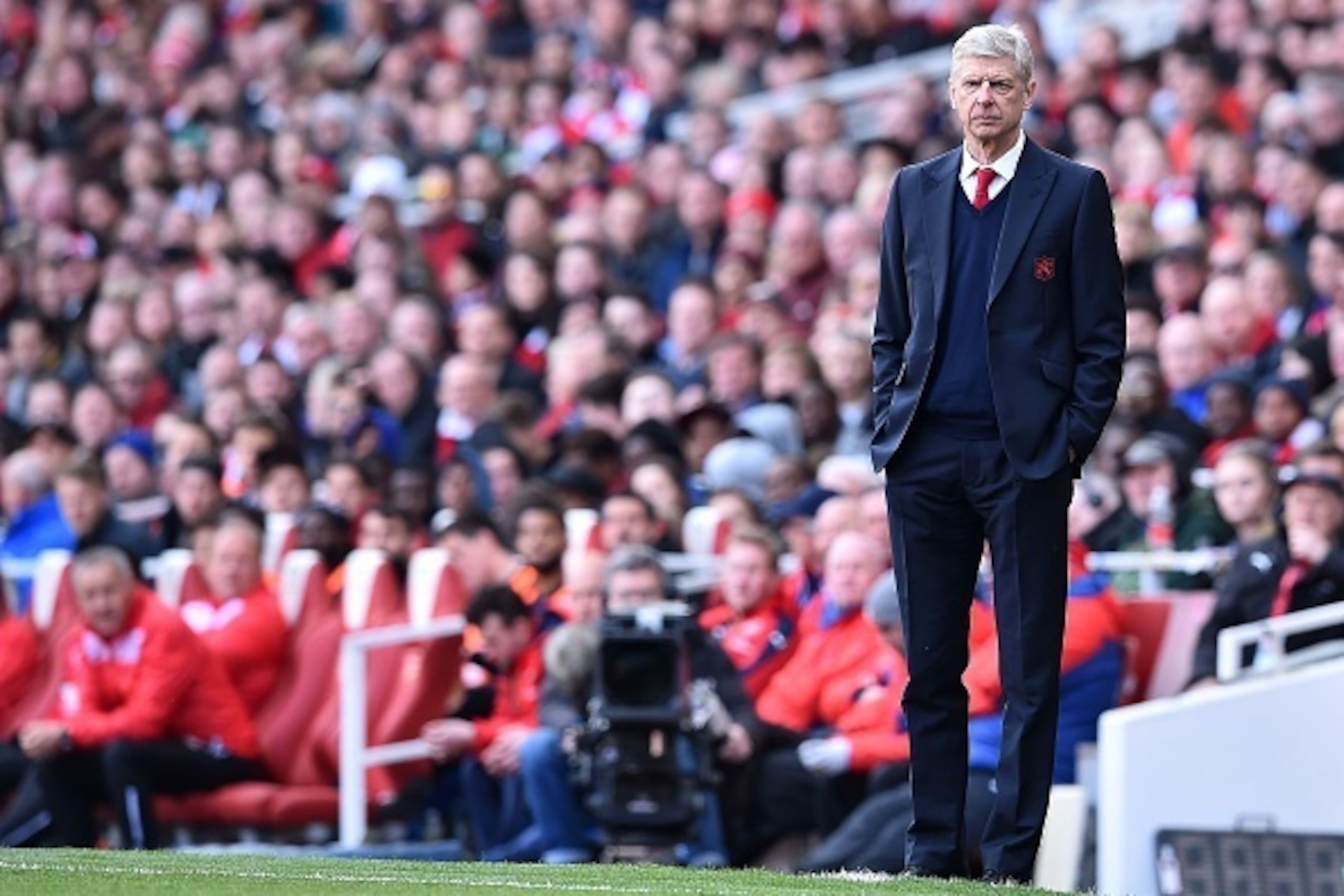Arsenal's French manager Arsene Wenger watches his players from the touchline during the English Premier League football match between Arsenal and Crystal Palace at the Emirates Stadium in London on April 17, 2016. / AFP / BEN STANSALL / RESTRICTED TO ED Arsenal's French manager Arsene Wenger watches his players from the touchline during the English Premier League football match between Arsenal and Crystal Palace at the Emirates Stadium in London on April 17, 2016. / AFP / BEN STANSALL / RESTRICTED TO ED