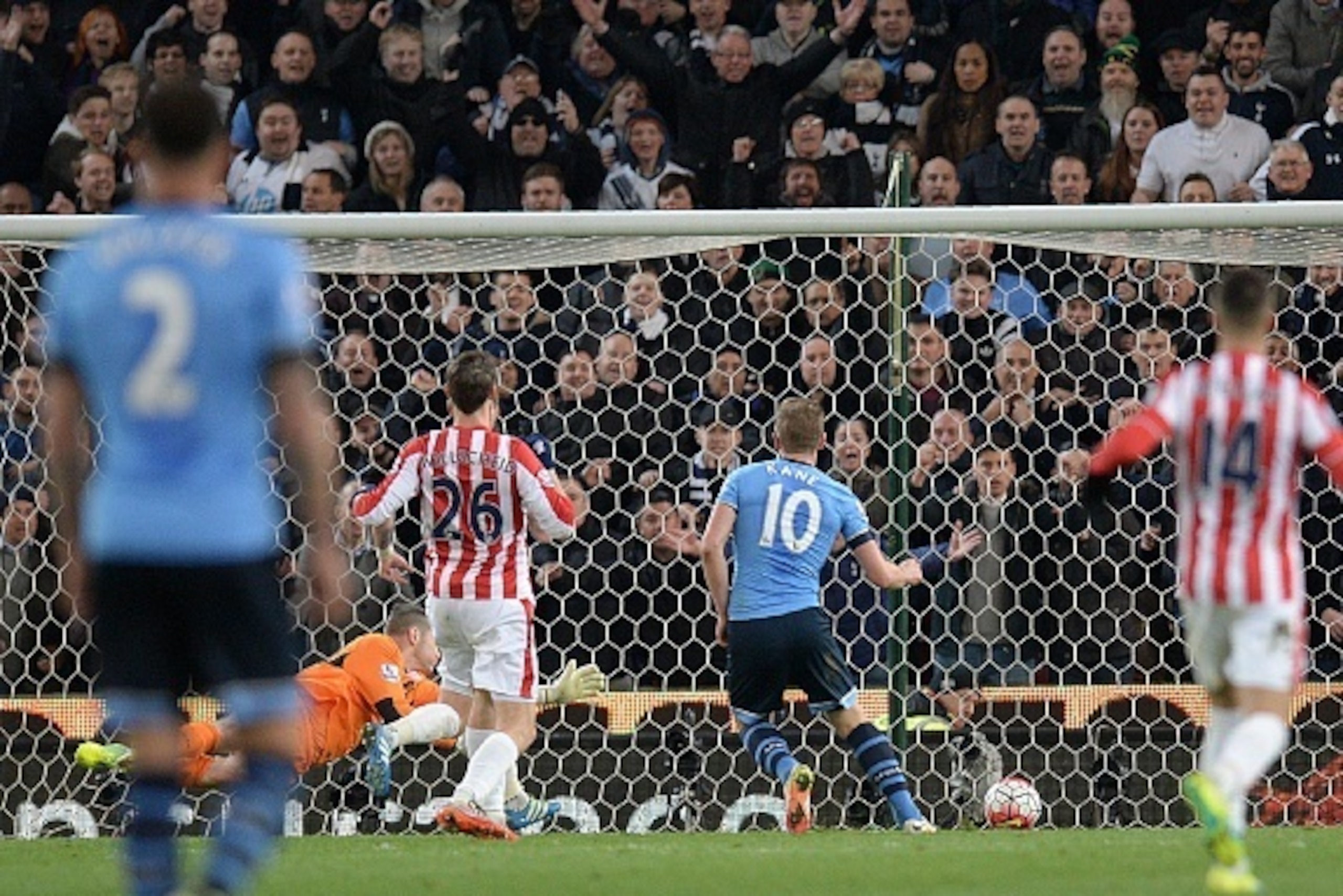 Tottenham Hotspur's English striker Harry Kane (2nd R) scores his team's third goal during the English Premier League football match between Stoke City and Tottenham Hotspur at the Britannia Stadium in Stoke-on-Trent, central England on April 18, 2016. / 
