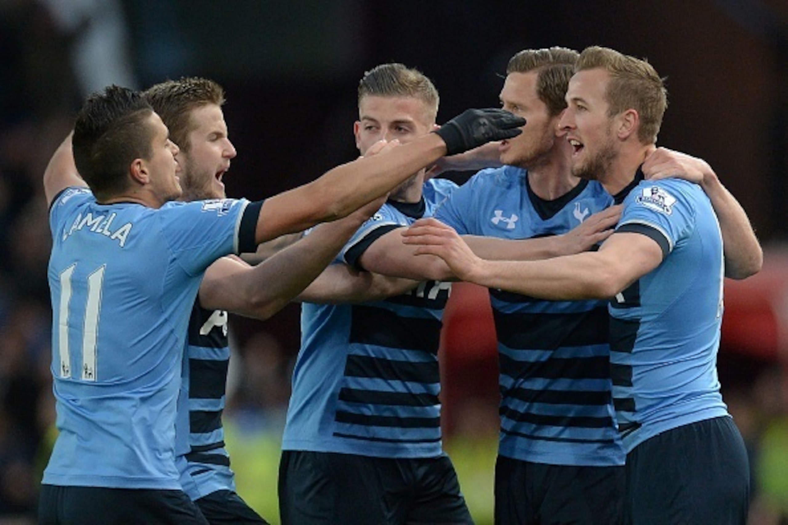 Tottenham Hotspur's English striker Harry Kane (R) celebrates after scoring his team's first goal during the English Premier League football match between Stoke City and Tottenham Hotspur at the Britannia Stadium in Stoke-on-Trent, central England on Apri