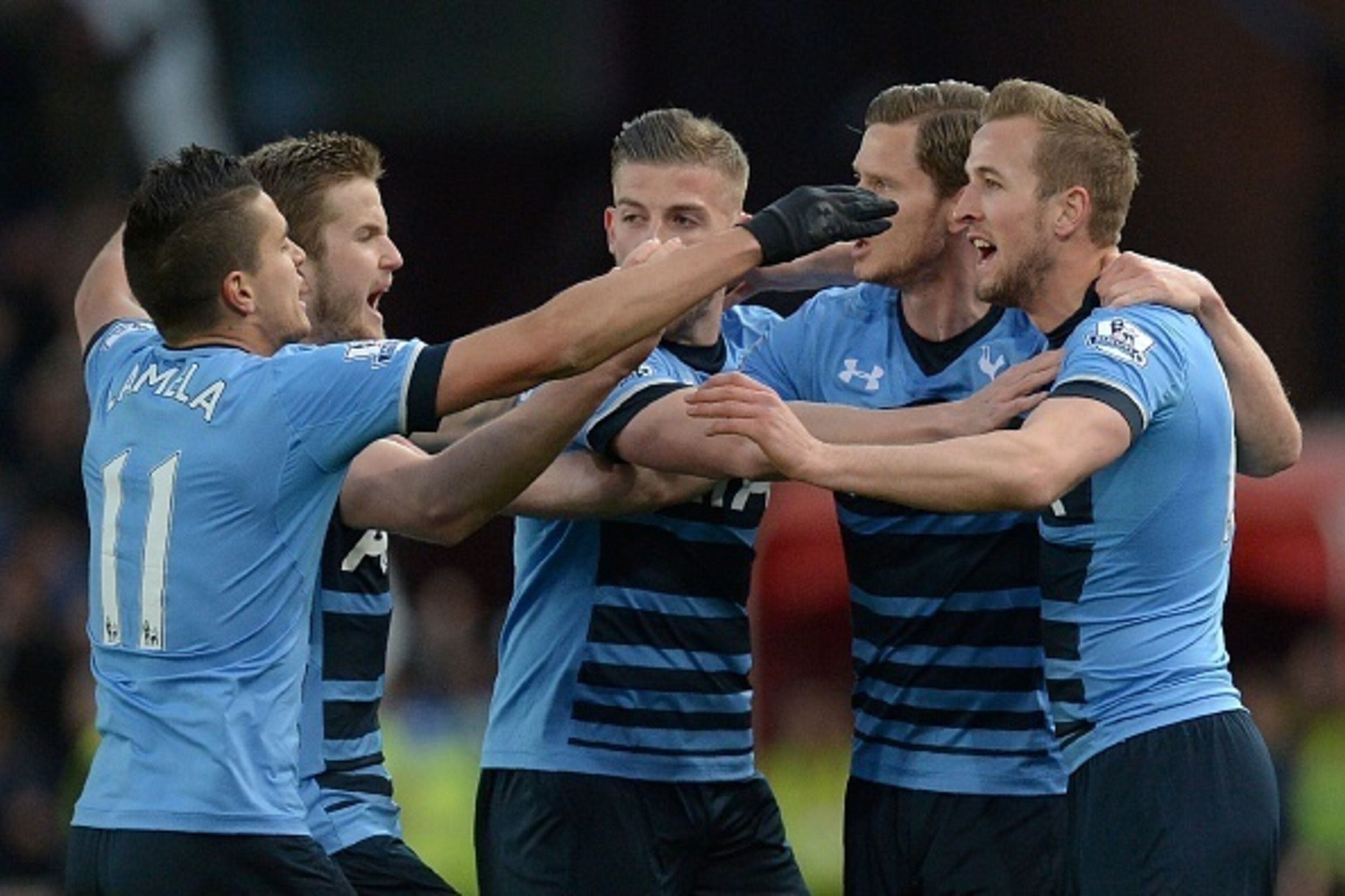 Tottenham Hotspur's English striker Harry Kane (R) celebrates after scoring his team's first goal during the English Premier League football match between Stoke City and Tottenham Hotspur at the Britannia Stadium in Stoke-on-Trent, central England on Apri