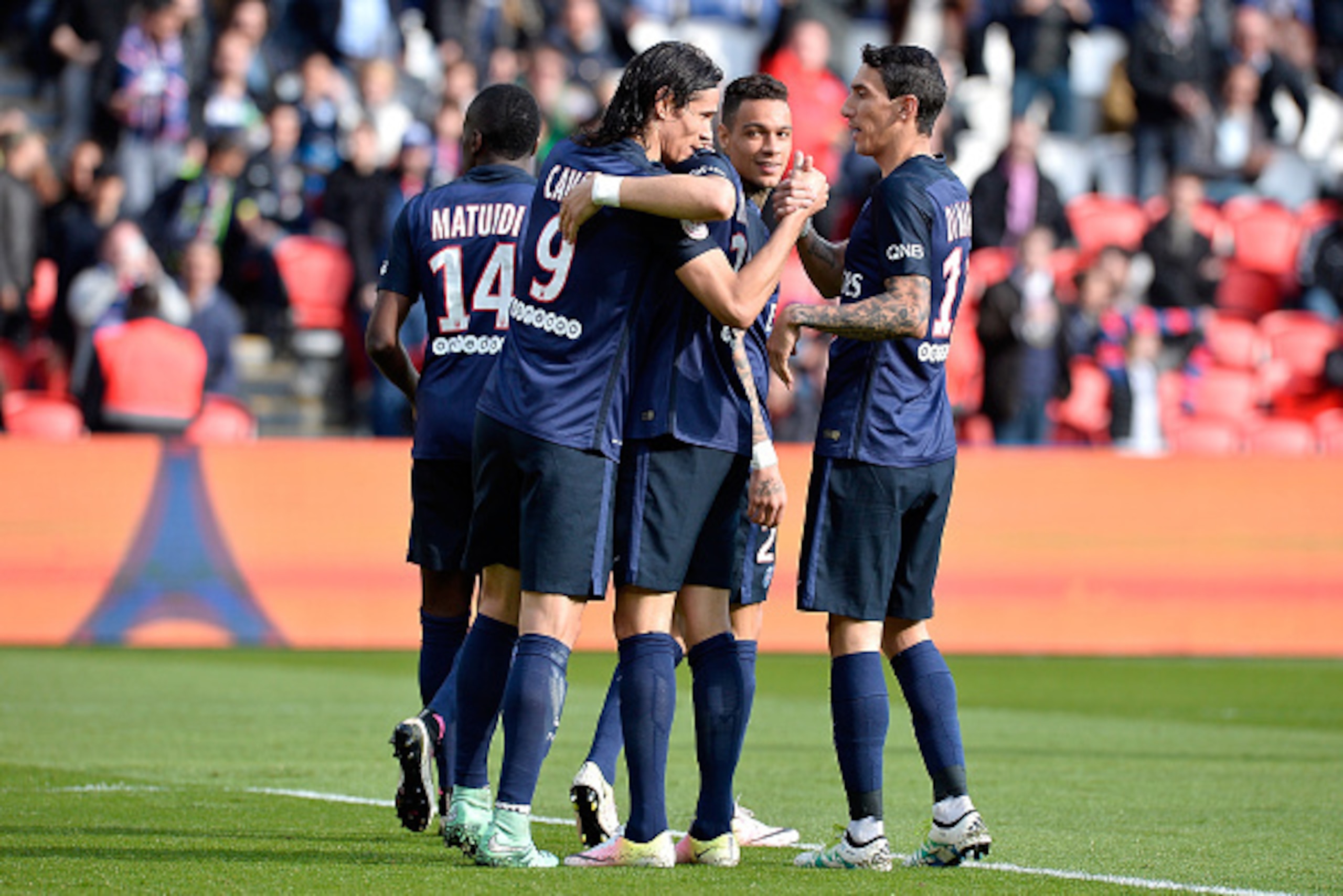 PARIS, FRANCE - APRIL 16:  Angel Di Maria (R) of Paris Saint-Germain congratulates Edinson Cavani after his goal during the Ligue 1 game between Paris Saint-Germain and SM Caen at Parc des Princes on April 16, 2016 in Paris, France.  (Photo by Aurelien Me
