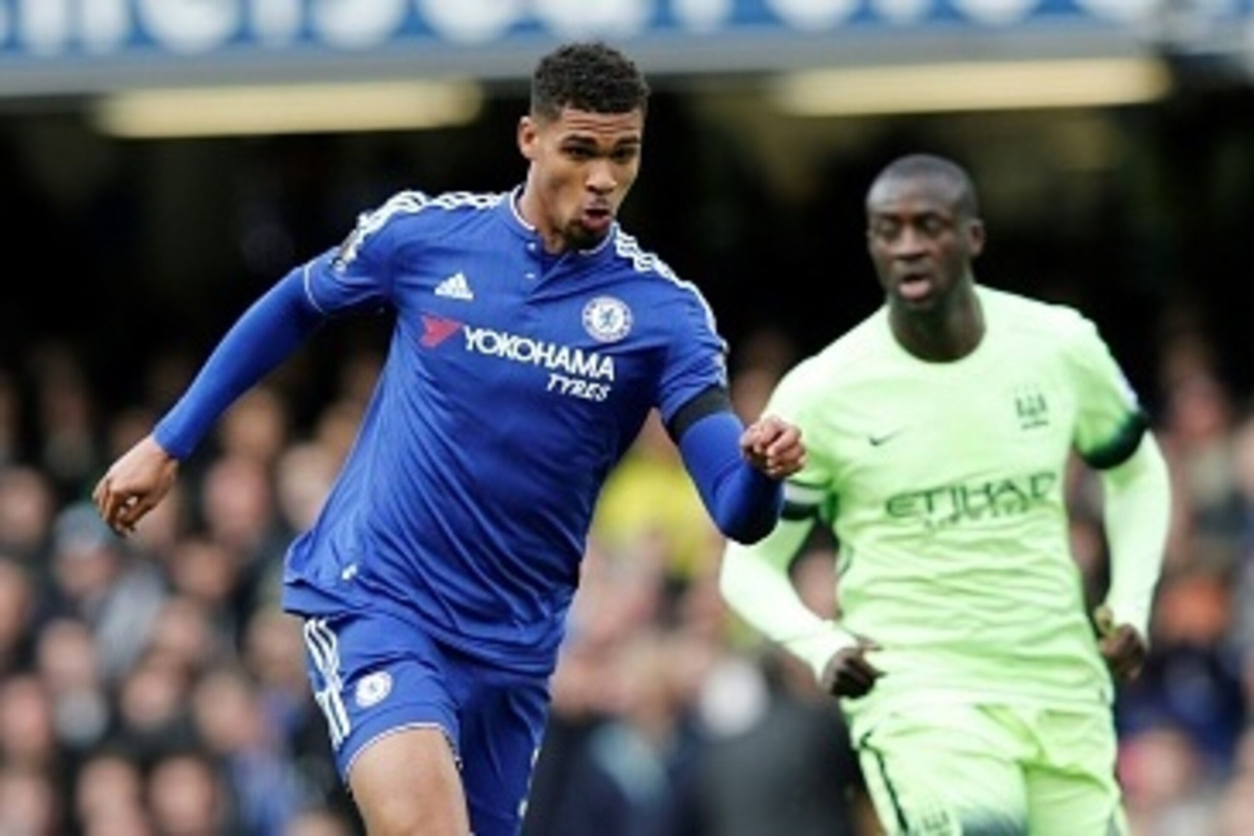 Chelsea's English midfielder Ruben Loftus-Cheek runs with the ball during the English Premier League football match between Chelsea and Manchester CIty at Stamford Bridge in London on April 16, 2016. / AFP / Adrian DENNIS / RESTRICTED TO EDITORIAL USE. No