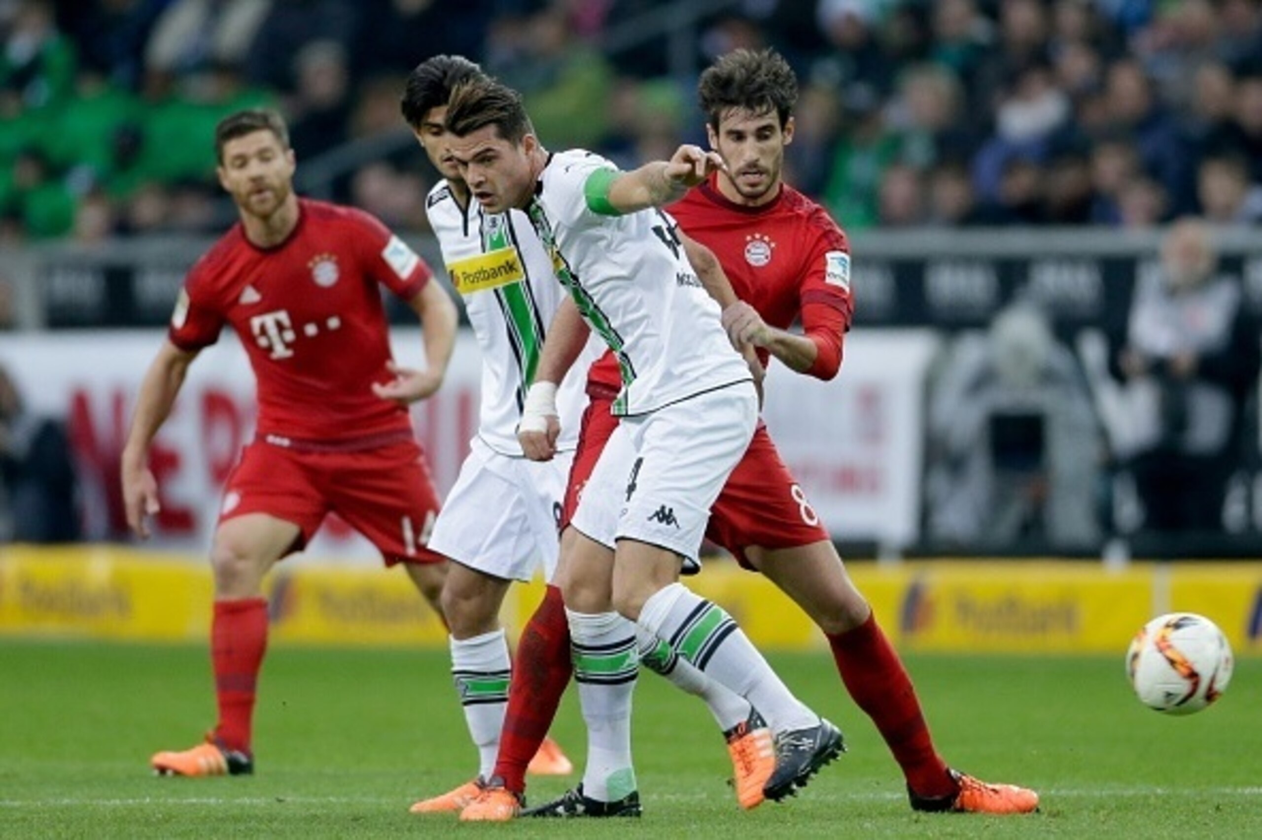 (L-R) Granit Xhaka of Borussia Monchengladbach, Javi Martinez of Bayern Munchen during the Bundesliga match between Borussia Mönchengladbach and Bayern München on December 5, 2015 at the Borussia-Park in Mönchengladbach, Germany.(Photo by VI Images via Ge