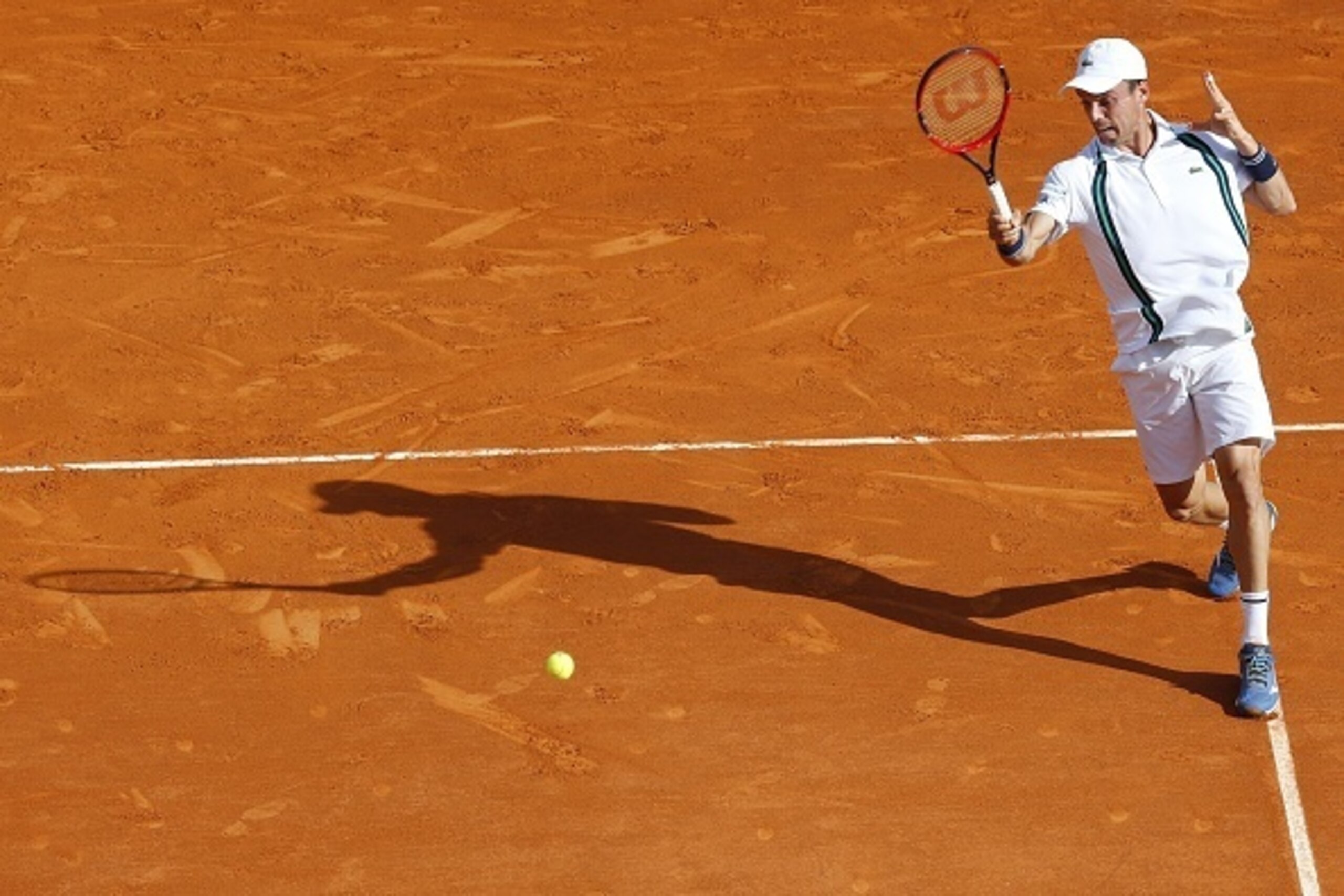 Spain's Roberto Bautista Agut returns a forehand to Switzerland's Roger Federer during their tennis match at the Monte-Carlo ATP Masters Series tournament on April 14, 2016 in Monaco.  AFP PHOTO / VALERY HACHE / AFP / VALERY HACHE        (Photo credit sho