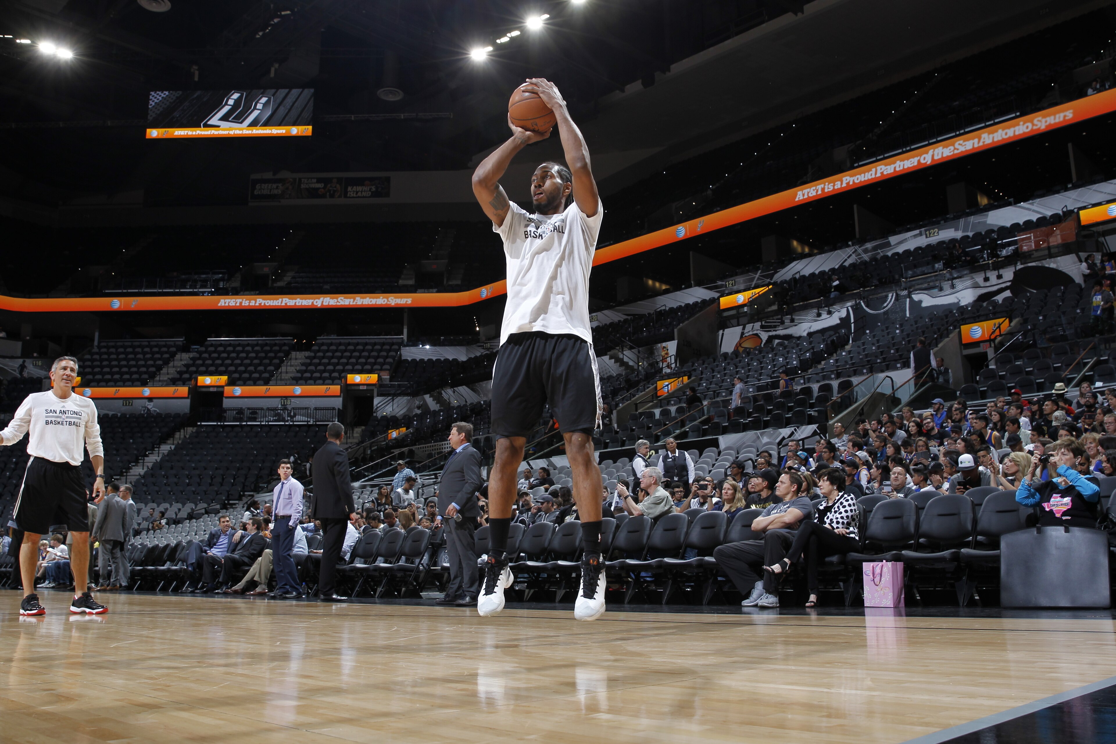 SAN ANTONIO, TX - APRIL 10: Kawhi Leonard #2 of the San Antonio Spurs warms up before the game against the Golden State Warriors on April 10, 2016 at the AT&T Center in San Antonio, Texas. NOTE TO USER: User expressly acknowledges and agrees that, by dow SAN ANTONIO, TX - APRIL 10: Kawhi Leonard #2 of the San Antonio Spurs warms up before the game against the Golden State Warriors on April 10, 2016 at the AT&T Center in San Antonio, Texas. NOTE TO USER: User expressly acknowledges and agrees that, by dow