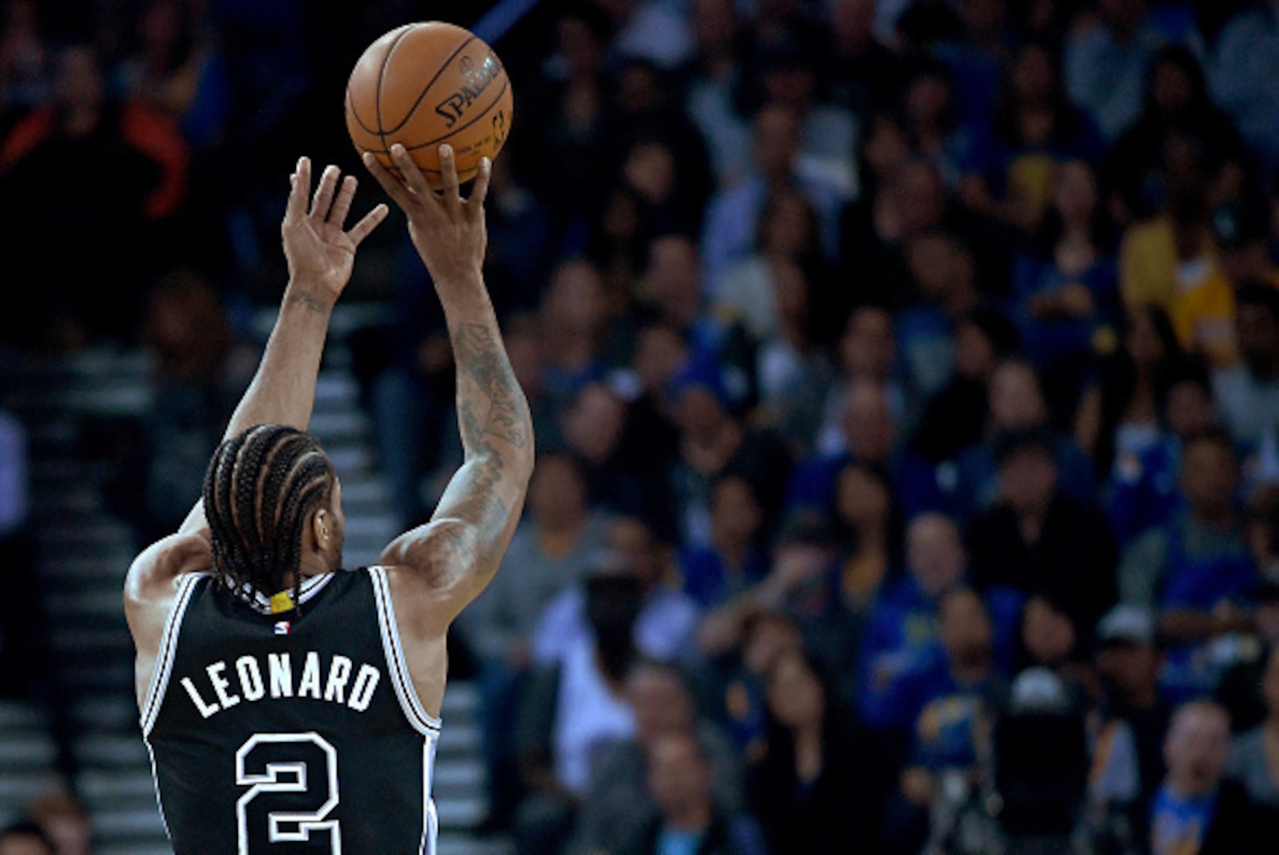 OAKLAND, CALIFORNIA - APRIL 07:  Kawhi Leonard #2 of the San Antonio Spurs shoots against the Golden State Warriors during an NBA Basketball game at ORACLE Arena on April 7, 2016 in Oakland, California. NOTE TO USER: User expressly acknowledges and agrees