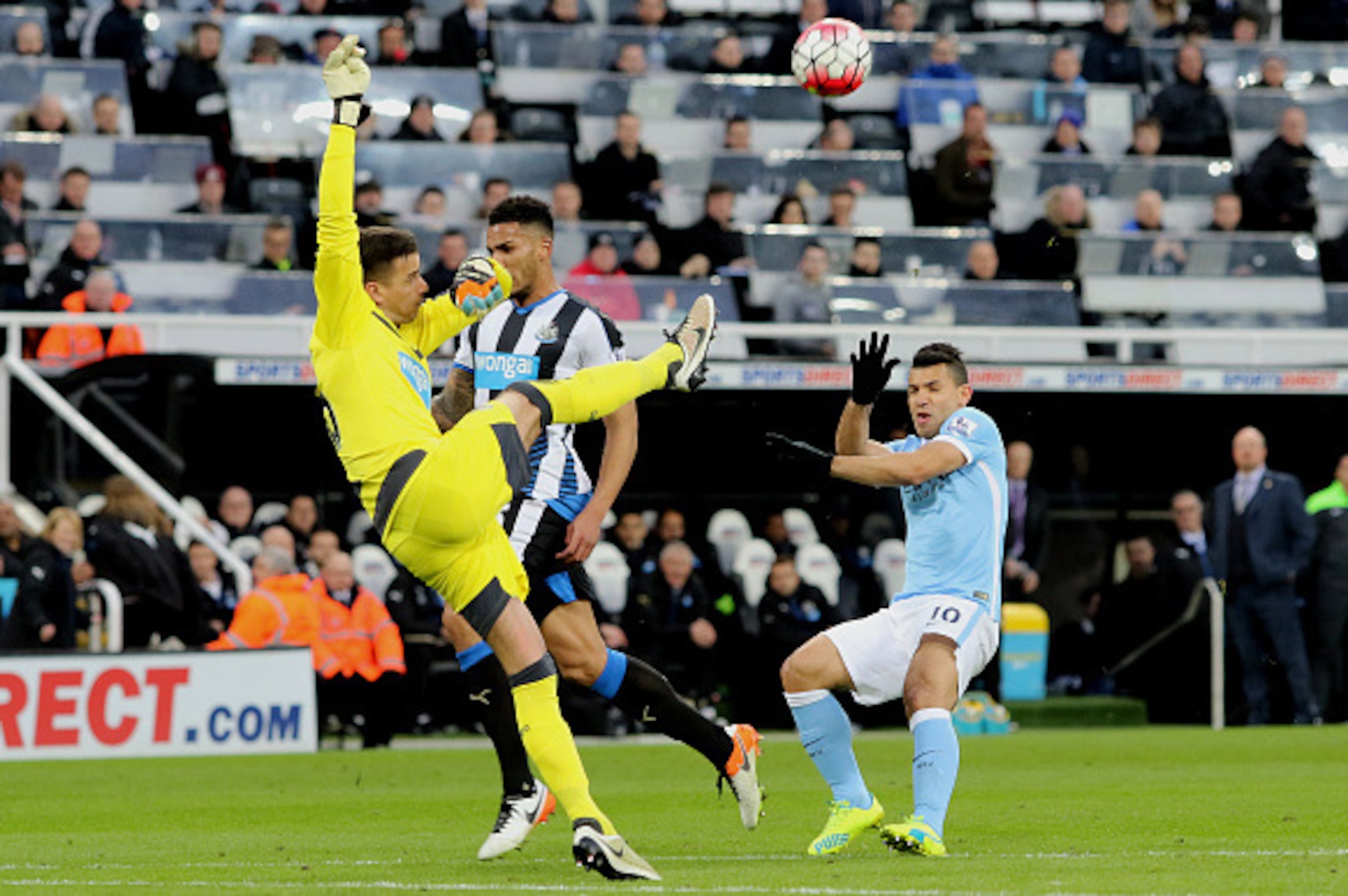 NEWCASTLE UPON TYNE, ENGLAND - APRIL 19: Newcastle keeper Karl Darlow (L) clears the ball during the Barclays Premier League match between Newcastle United and Manchester City at St James' Park on April 19, 2016 in Newcastle upon Tyne, England. (Photo by 