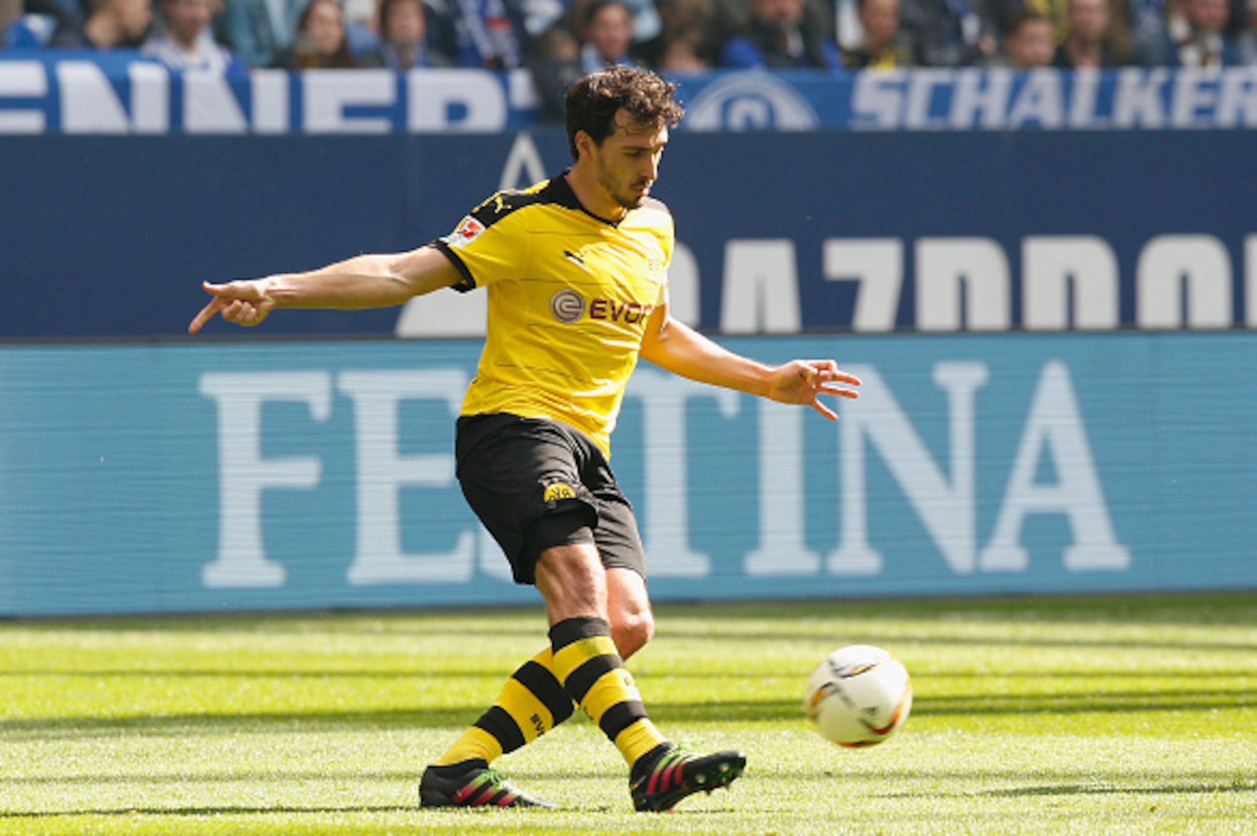 GELSENKIRCHEN, NORTH RHINE-WESTPHALIA - APRIL 10:  Mats Hummels of Borussia Dortmund runs with the ball during the Bundesliga match between FC Schalke 04 and Borussia Dortmund at Veltins-Arena on April 10, 2016 in Gelsenkirchen, Germany.  (Photo by Boris 