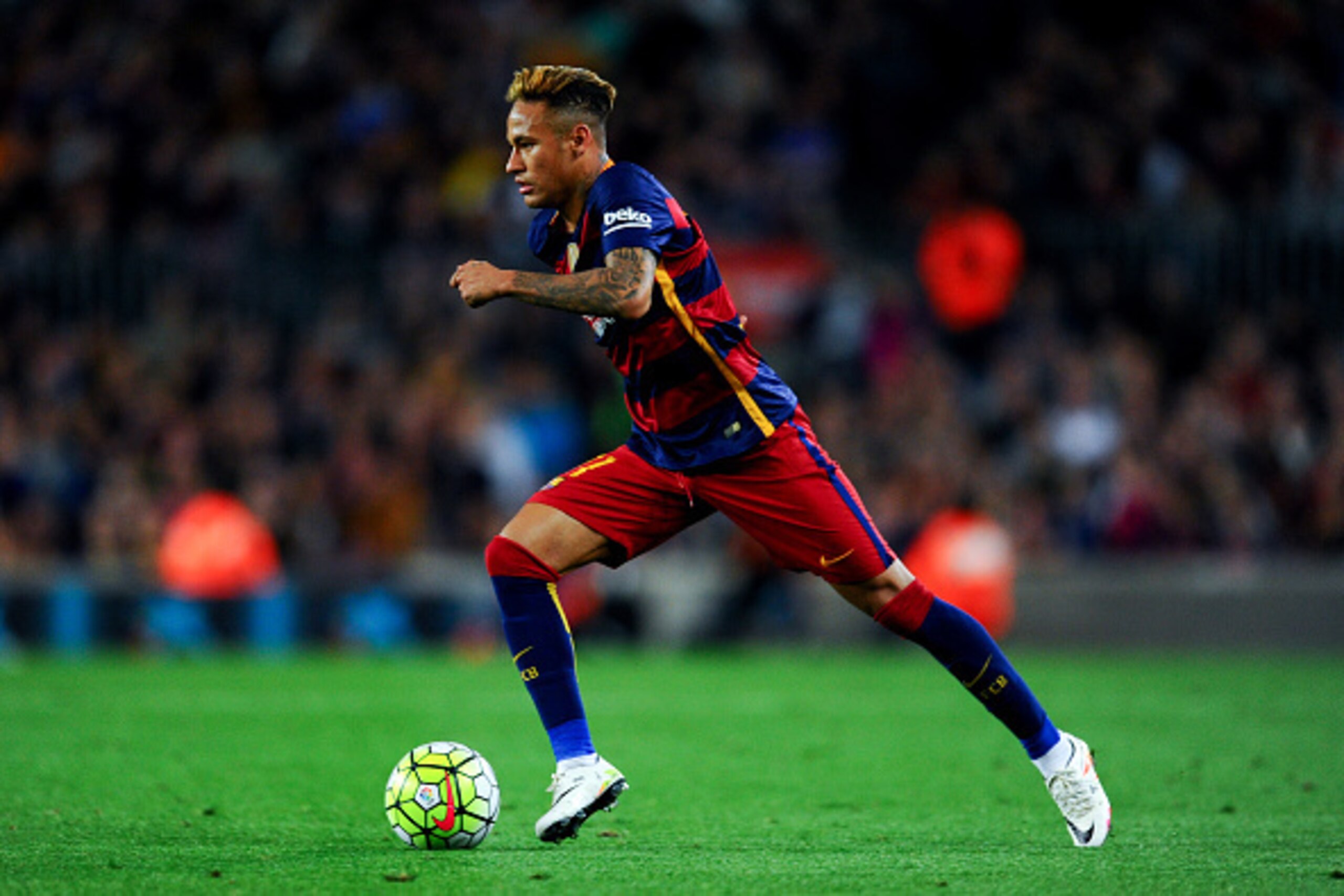 BARCELONA, SPAIN - APRIL 17:  Neymar of FC Barcelona runs with the ball during the La Liga match between FC Barcelona and Valencia CF at Camp Nou on April 17, 2016 in Barcelona, Spain.  (Photo by David Ramos/Getty Images)