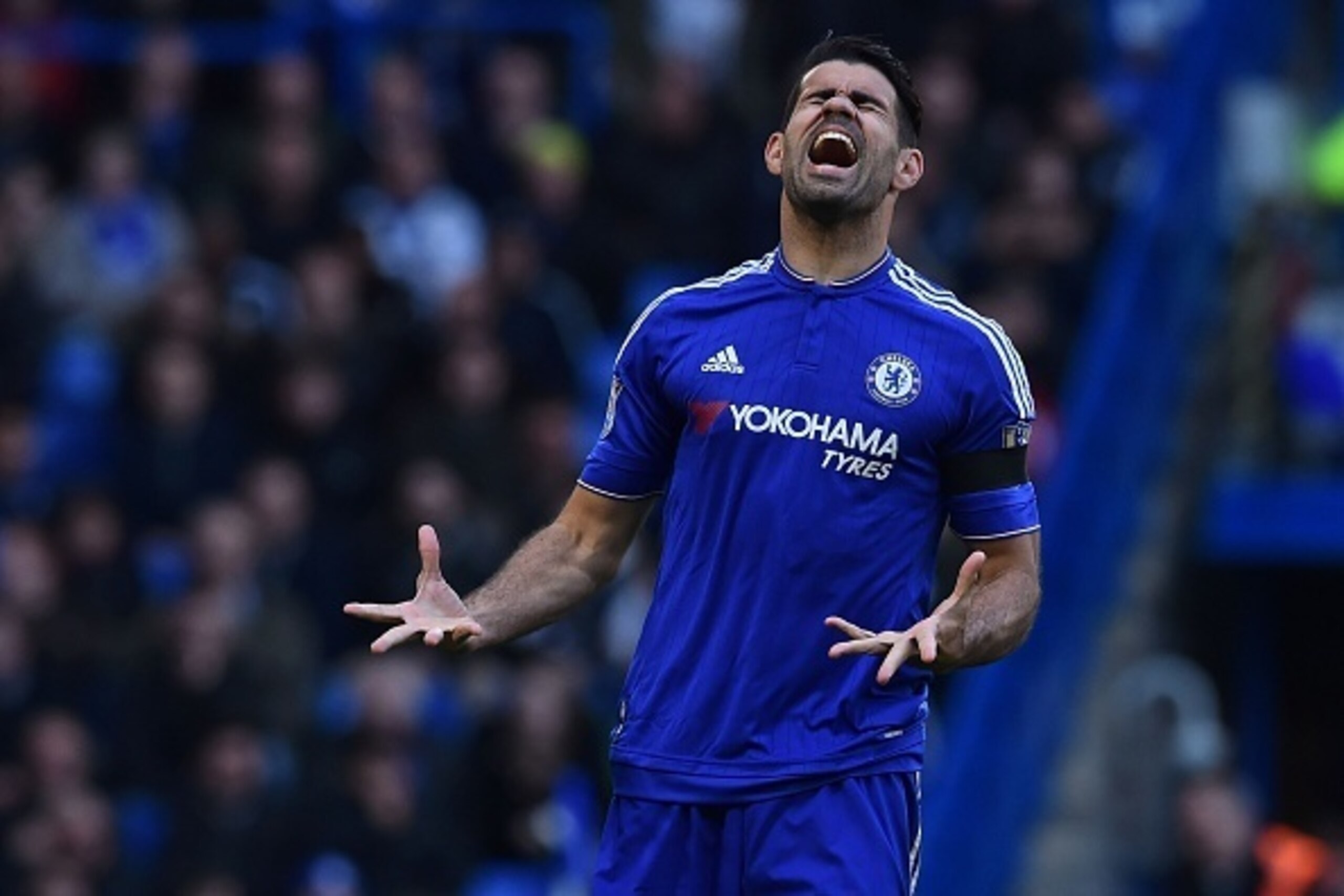 Chelsea's Brazilian-born Spanish striker Diego Costa reacts to a missed chance during the English Premier League football match between Chelsea and Manchester City at Stamford Bridge in London on April 16, 2016. / AFP / Ben STANSALL / RESTRICTED TO EDITOR