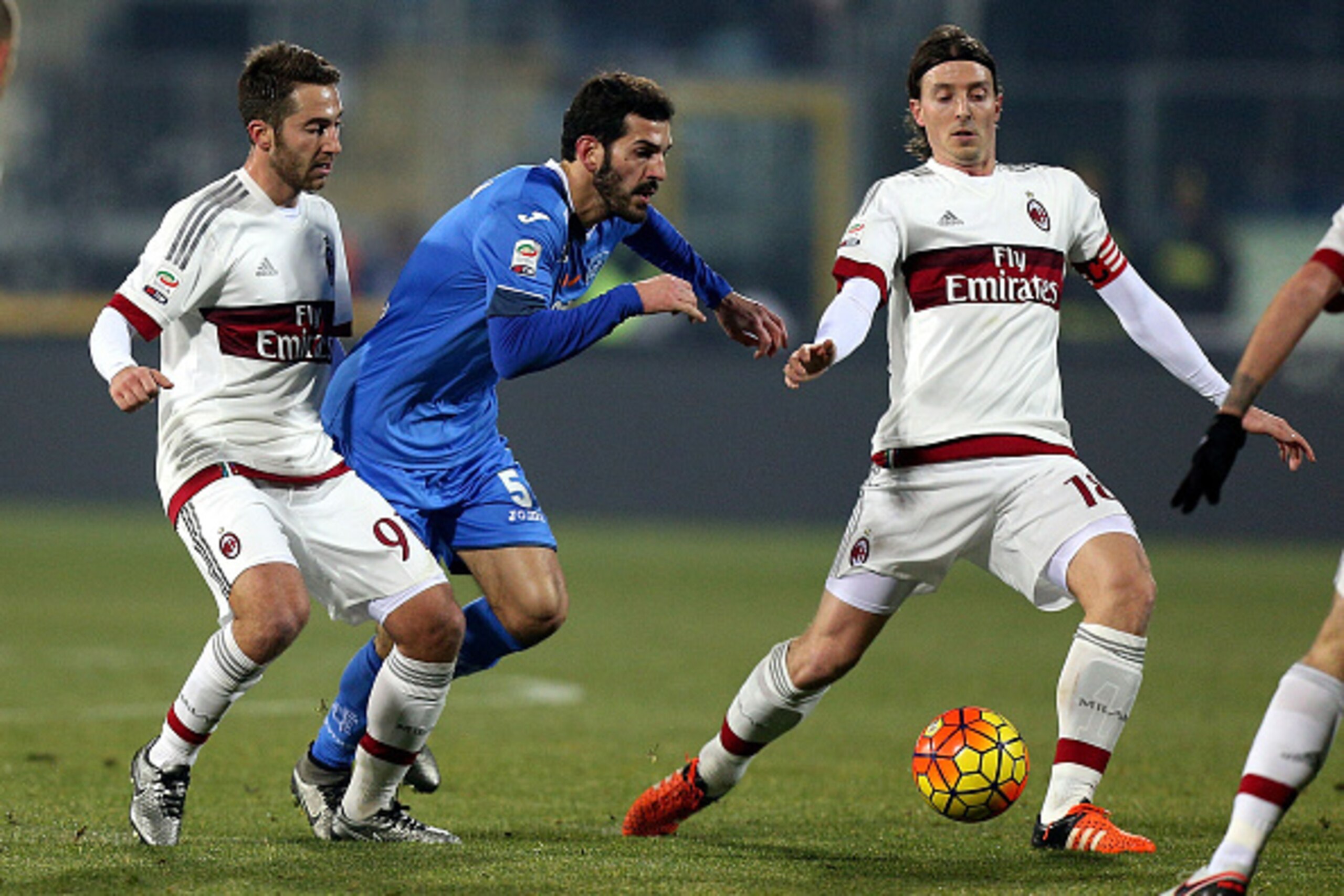 EMPOLI, ITALY - JANUARY 23: Riccardo Saponara of Empoli FC battles for the ball with Andrea Bertolacci (L) and Riccardo Momntolivo of AC Milan during the Serie A match between Empoli FC and AC Milan at Stadio Carlo Castellani on January 23, 2016 in Empoli