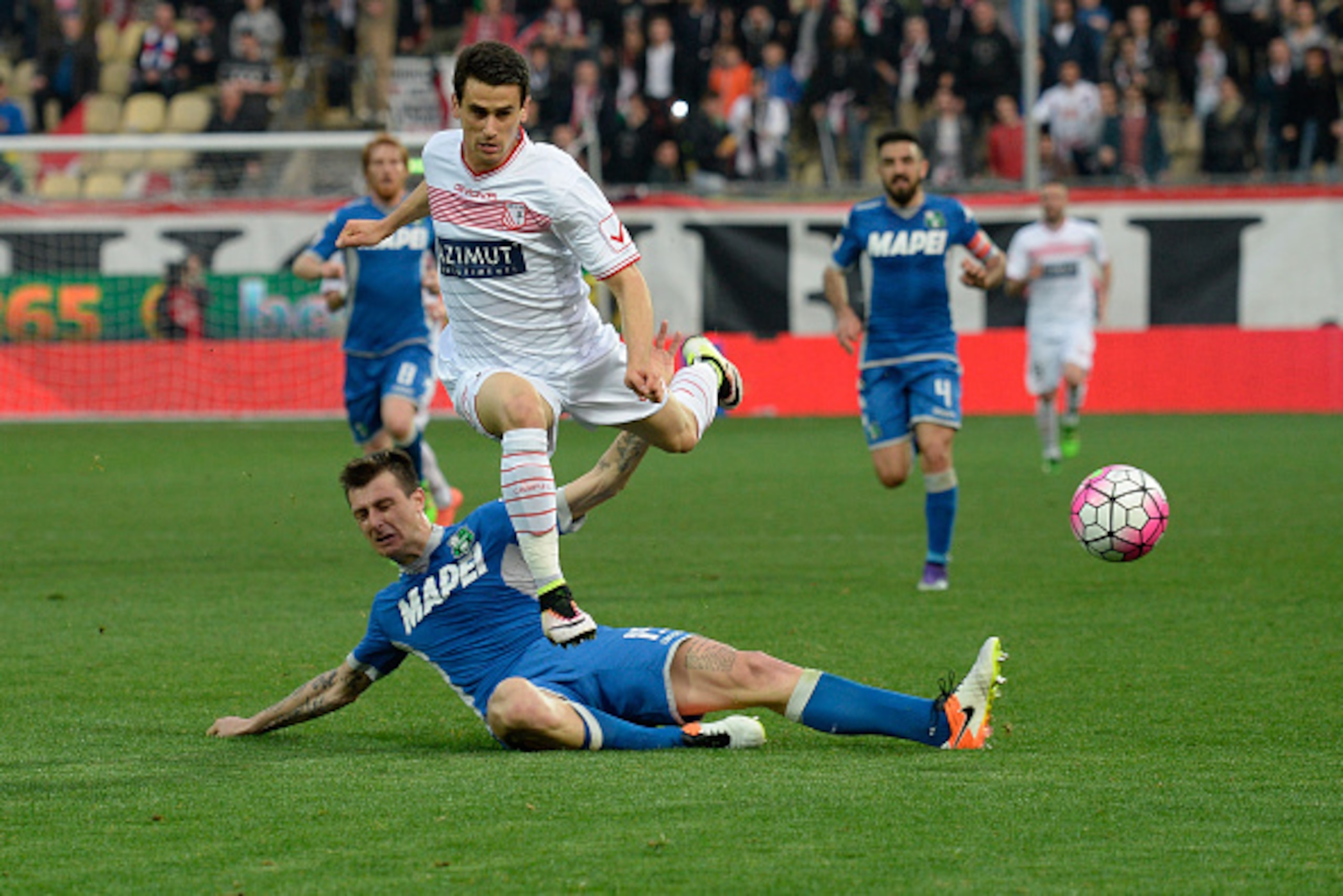 MODENA, ITALY - APRIL 02:  Kevin Lasagna (R) of Carpi FC competes with Francesco Acerbi of US Sassuolo during the Serie A match between Carpi FC and US Sassuolo Calcio at Alberto Braglia Stadium on April 2, 2016 in Modena, Italy.  (Photo by Dino Panato/Ge