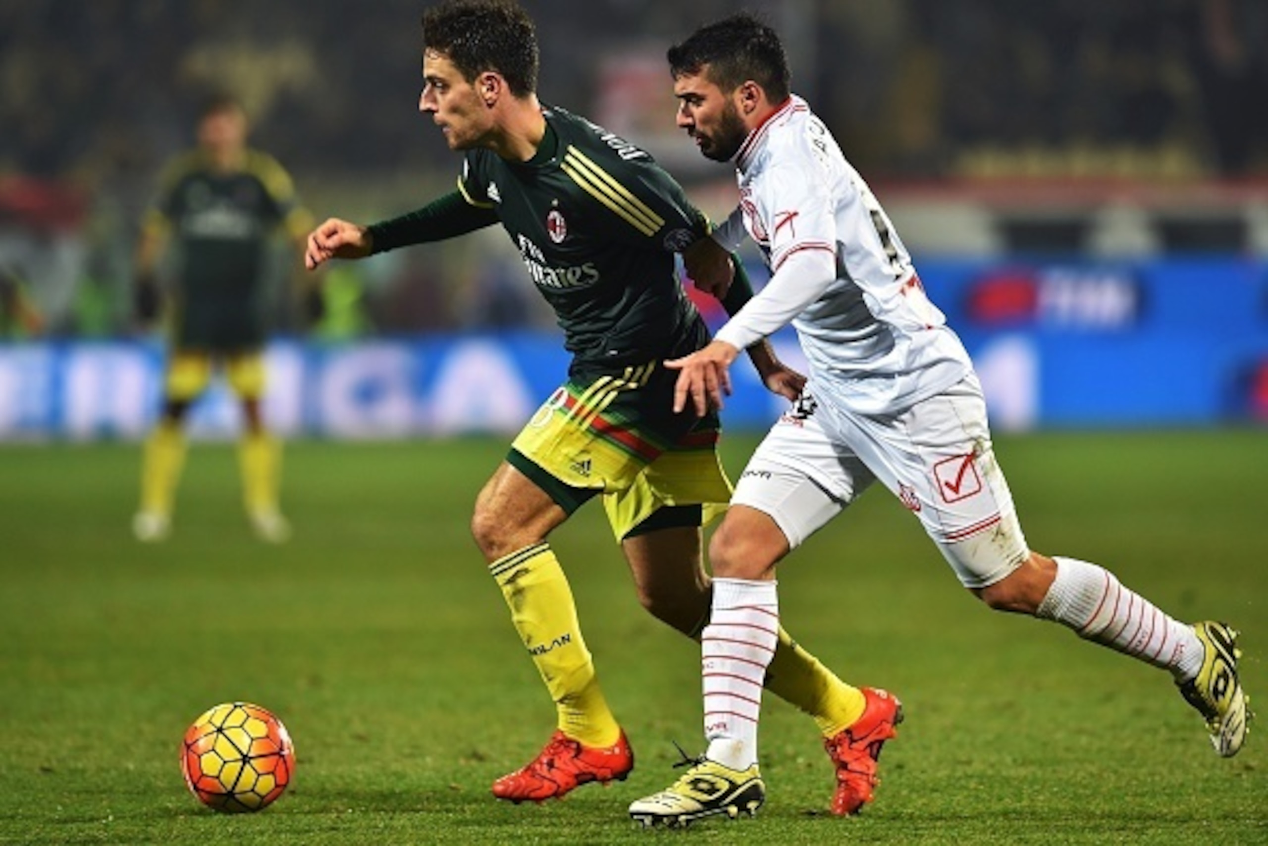 AC Milan's midfielder from Italy Giacomo Bonaventura (L) vies Carpi's midfielder from Italy Lorenzo Pasciuti (R) during the Italian Serie A football match Carpi vs AC Milan at the Braglia stadium in Modena on December 6, 2015.    AFP PHOTO / VINCENZO PINT