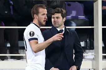 FLORENCE - FEBRUARY 18: Coach of Tottenham Mauricio Pochettino gives his instructions to Harry Kane before he enters the field during the UEFA Europa League round of 32 first leg match between Fiorentina and Tottenham Hotspur at Stadio Artemio Franchi on 