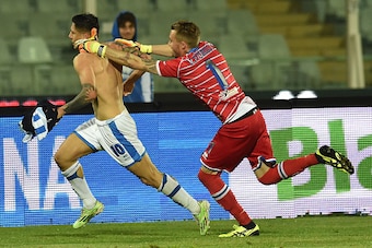 PESCARA, ITALY - APRIL 15:  Gianluca Lapadula of Pescara Calcio celebrates after scoring the opening goal during the Serie B match between Pescara Calcio v AC Cesena at Adriatico Stadium on April 15, 2016 in Pescara, Italy.  (Photo by Giuseppe Bellini/Get