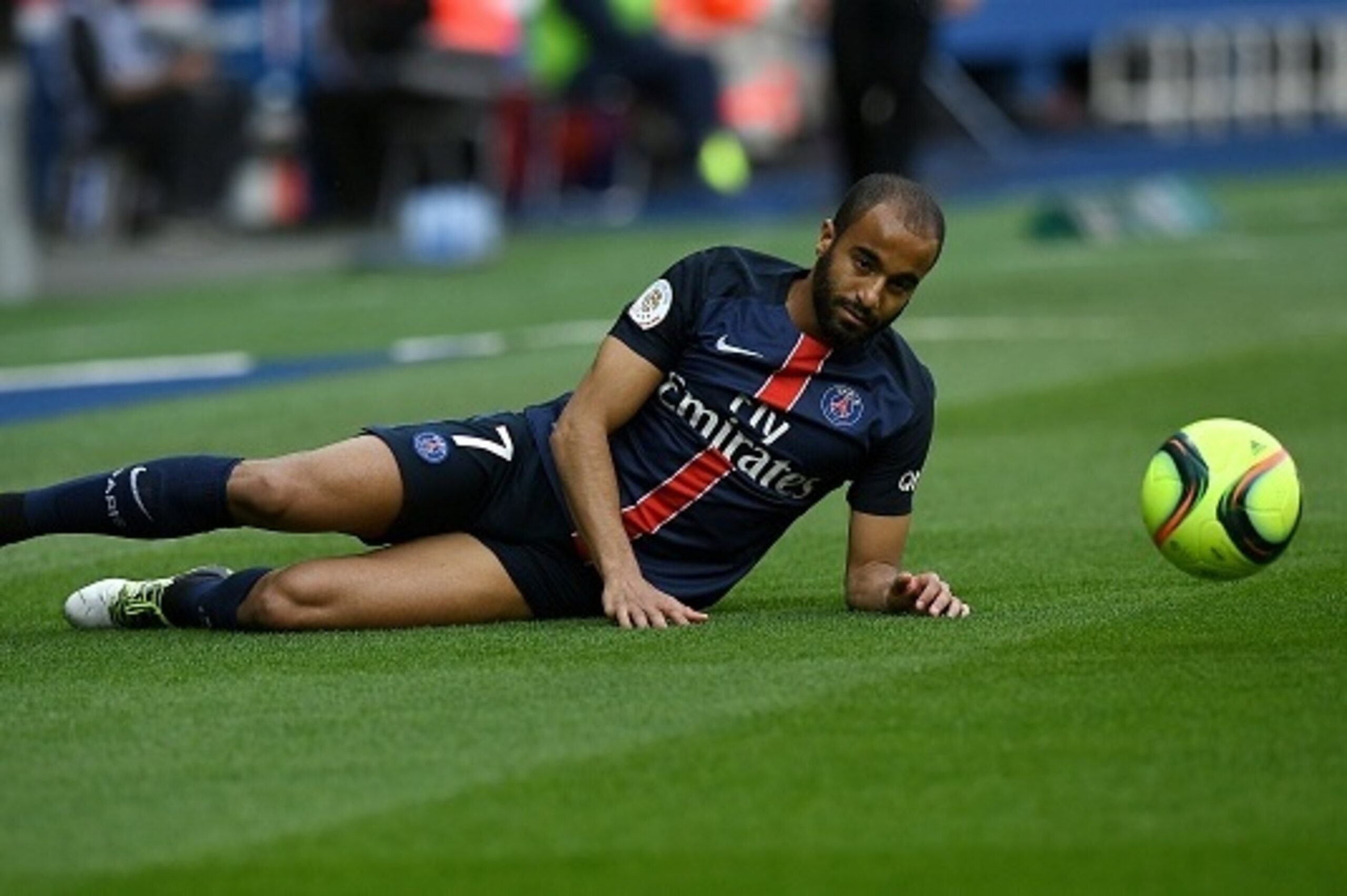 Paris Saint-Germain's Brazilian midfielder Lucas Moura eyes the ball during the French L1 football match between Paris Saint-Germain and Caen at the Parc des Princes stadium in Paris on April 16, 2016. AFP PHOTO / FRANCK FIFE / AFP / FRANCK FIFE        (P