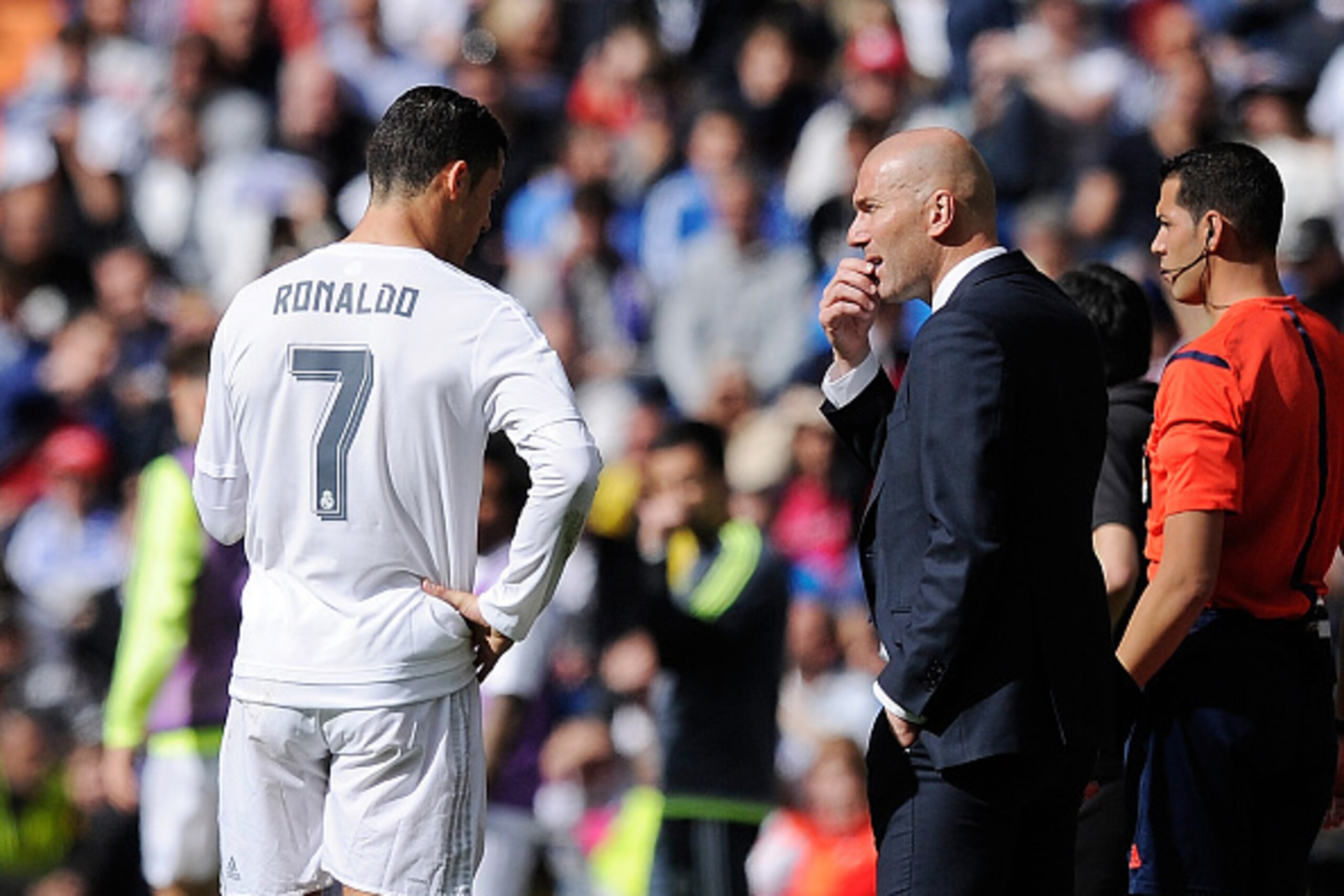MADRID, SPAIN - APRIL 09:  Real Madrid manager Zinedine Zidane has a word with Cristiano Ronaldo of Real Madrid  during the La Liga match between Real Madrid and Eibar at Estadio Santiago Bernabeu on April 9, 2016 in Madrid, Spain.  (Photo by Denis Doyle/