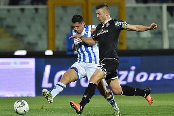PESCARA, ITALY - APRIL 15:  Gianluca Lapadula of Pescara Calcio and Daniele Capelli of AC Cesena in action during the Serie B match between Pescara Calcio v AC Cesena at Adriatico Stadium on April 15, 2016 in Pescara, Italy.  (Photo by Giuseppe Bellini/Ge