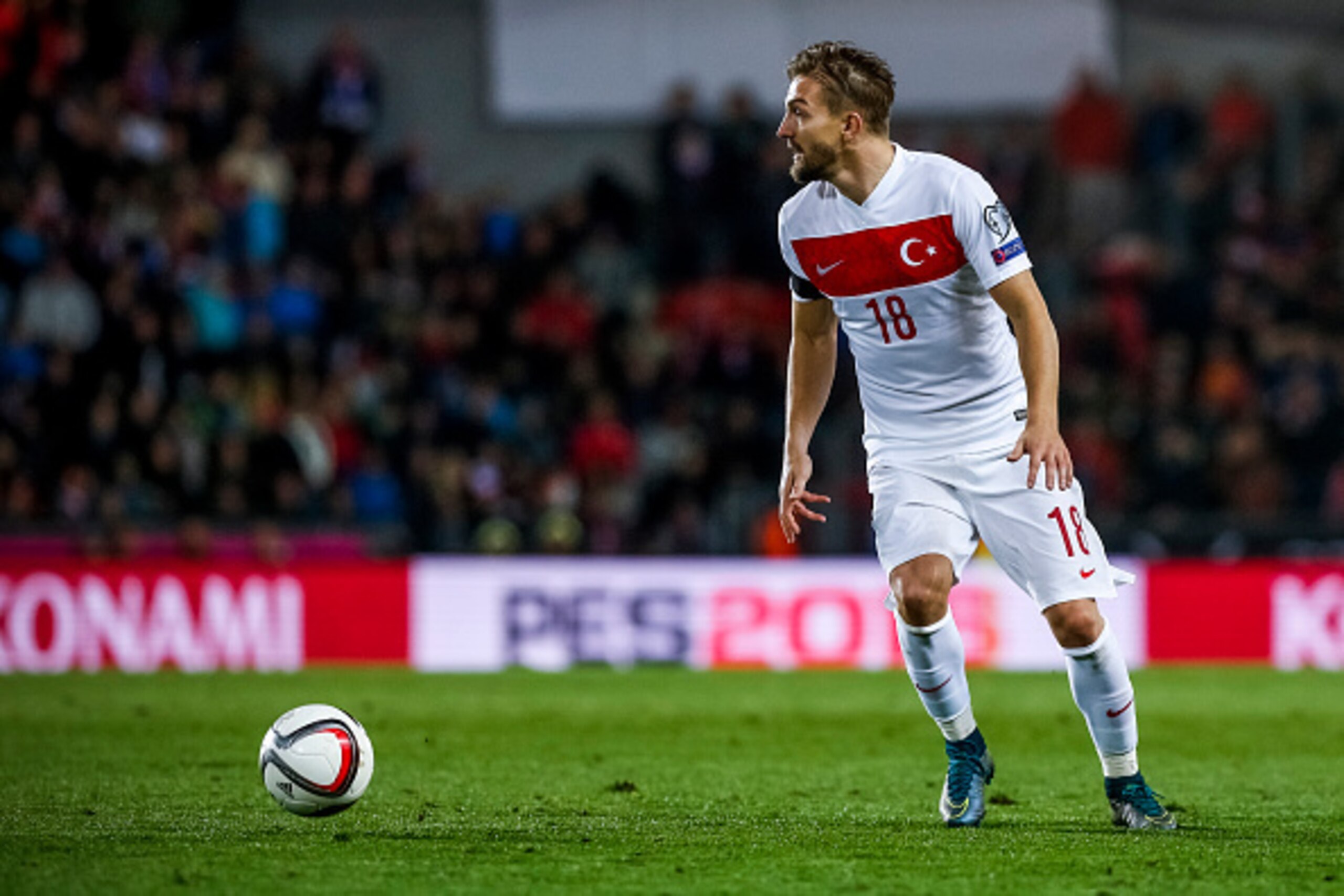PRAGUE, CZECH REPUBLIC - OCTOBER 10: Caner Erkin of Turkey in action during the UEFA EURO 2016 Group A Qualifier match between Czech Republic and Turkey at Letna Stadium on October 10, 2015 in Prague, Czech Republic. (Photo by Matej Divizna/Getty Images)